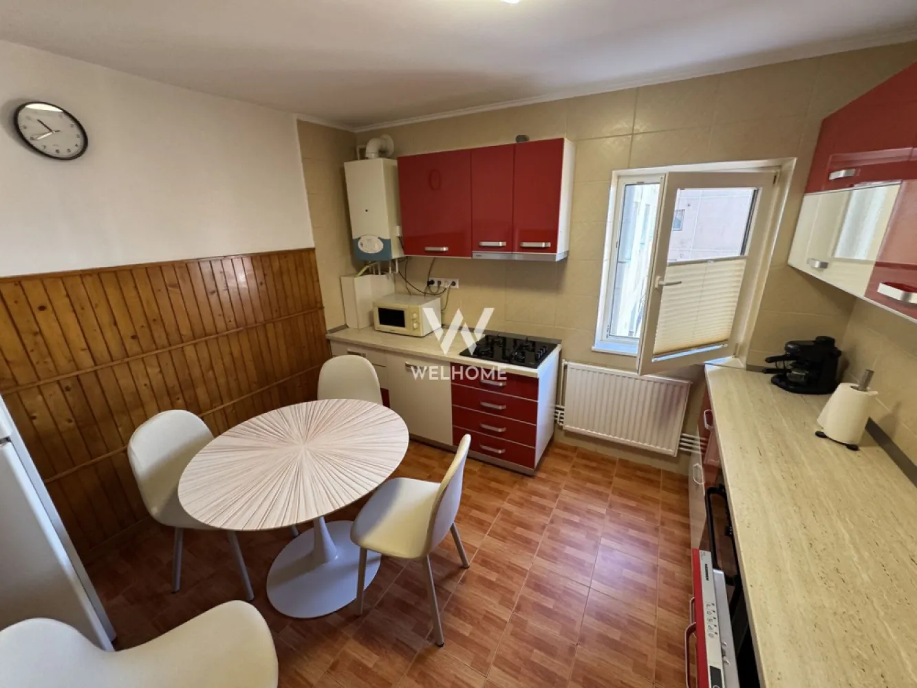 Apartament 3 camere de închiriat – spațios, luminos, gata de mutat - Se oferă spre închiriere apartament cu 3 camere, cu o suprafață utilă de 72 mp, situat la etajul 7 din 8 al unui imobil izolat termic, bine întreținut,dotat cu lift. Apartamentul este luminos și bine compartimentat, oferind un spațiu confortabil pentru locuire.

Compartimentarea include un living primitor, două dormitoare, bucătărie separată și 2 băi. La nivelul etajului există un balcon comun, deschis, util pentru aerisire și relaxare.

Locuința este mobilată și utilată, gata de mutare, și se află într-o zonă accesibilă, cu acces facil către magazine, mijloace de transport și alte puncte de interes.

Potrivit pentru persoane sau familii care caută un apartament spațios, situat la etaj superior, cu priveliște și liniște.
Preț: 450 euro 
Se percepe comision 50% din prețul unei chirii.
Detalii și vizionări: 0743030351