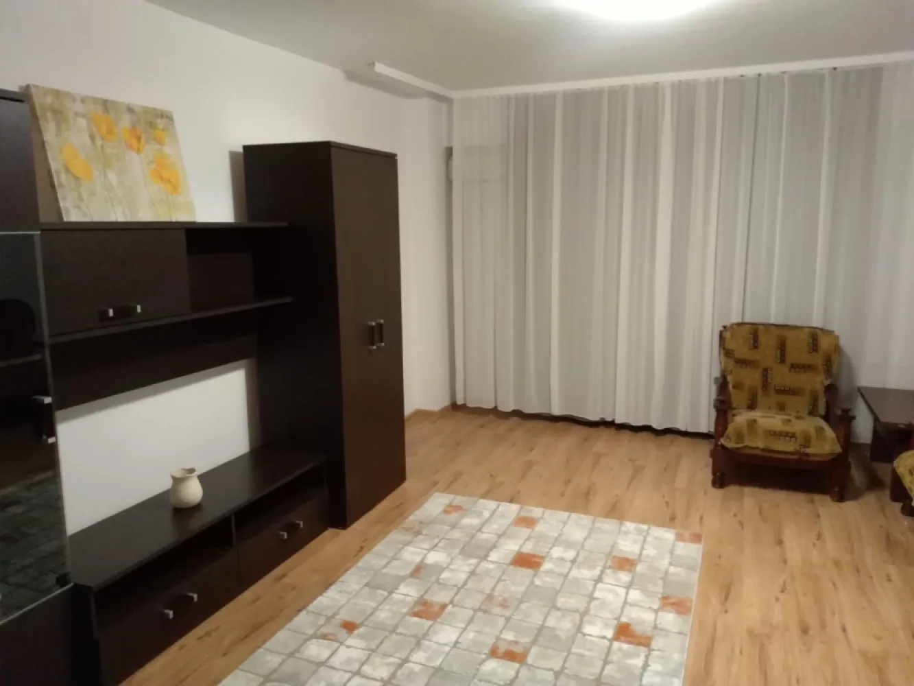 Inchiriere apartament Știrbei Vodă, 3 camere decomandat - Se oferă spre închiriere apartament decomandat cu 3 camere, situat în zona Știrbei Vodă, într-un imobil bine întreținut. Apartamentul este amplasat la etajul 7 din 7, beneficiind de lumină naturală din plin, liniște și o priveliște deschisă.

Locuința are o compartimentare practică, cu living generos, două dormitoare separate, bucătărie închisă, baie și spații de depozitare, fiind ideală pentru o familie sau un cuplu care își dorește confort și intimitate. Apartamentul este bine întreținut și gata de mutare.

Zona oferă acces rapid către mijloace de transport, centre comerciale, instituții de învățământ și puncte de interes din centrul orașului.

⚠️ Se dorește închirierea către persoane responsabile, fără copii și fără animale de companie.

Disponibil imediat . Se inchiriaza complet mobilat si utilat.

Va stam la dispozitie pentru informatii suplimentare sau pentru programarea unei vizionari.
 
Comisionul agentiei este de 50% din prima prima luna, iar perioada minima a inchirierii este de 12 luni.

Cu deosebita consideratie, 
Arbore Real Estate