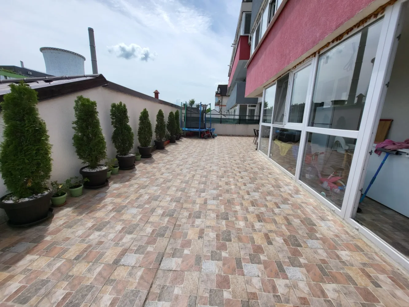 Apartament 3 camere cu terasa - Se vinde apartament decomandat cu 3 camere, etaj 2 5, in bloc finalizat in anul 2018, suprafata utila 113 mp. Apartamentul este in stare buna, are centrala termica proprie, terasa generoasa conceputa ca spațiu ideal pentru relaxare sau petrecerea timpului liber alături de cei dragi. Este situat pe strada Luica, bloc stradal, in apropierea bulevardului Constantin Brâncoveanu, sector 4.Este in apropiere de mijloace de transport in comun, magazine, scoala, gradinita.&nbsp;153.000€