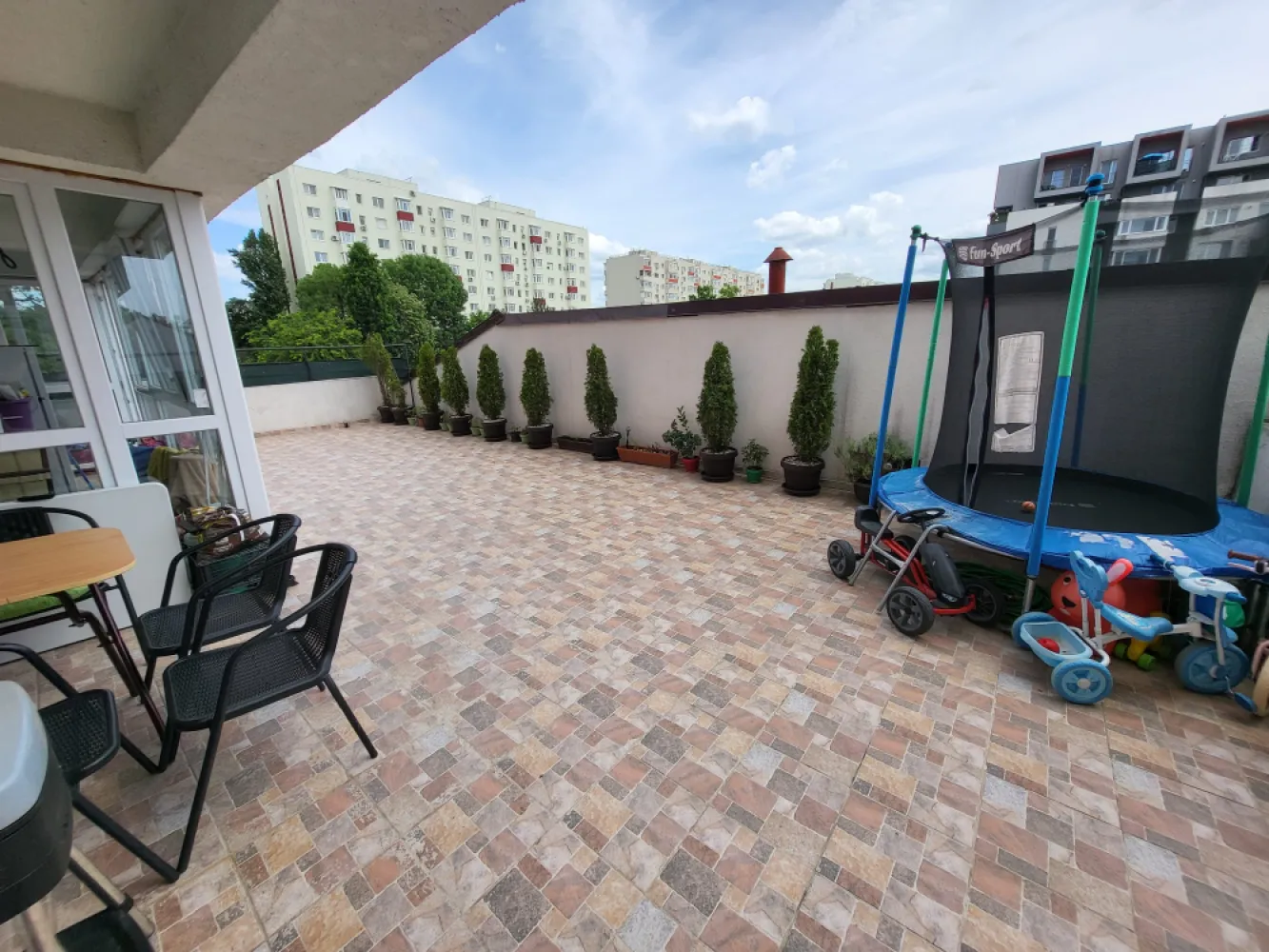 Apartament 3 camere cu terasa - Se vinde apartament decomandat cu 3 camere, etaj 2 5, in bloc finalizat in anul 2018, suprafata utila 113 mp. Apartamentul este in stare buna, are centrala termica proprie, terasa generoasa conceputa ca spațiu ideal pentru relaxare sau petrecerea timpului liber alături de cei dragi. Este situat pe strada Luica, bloc stradal, in apropierea bulevardului Constantin Brâncoveanu, sector 4.Este in apropiere de mijloace de transport in comun, magazine, scoala, gradinita.&nbsp;153.000€