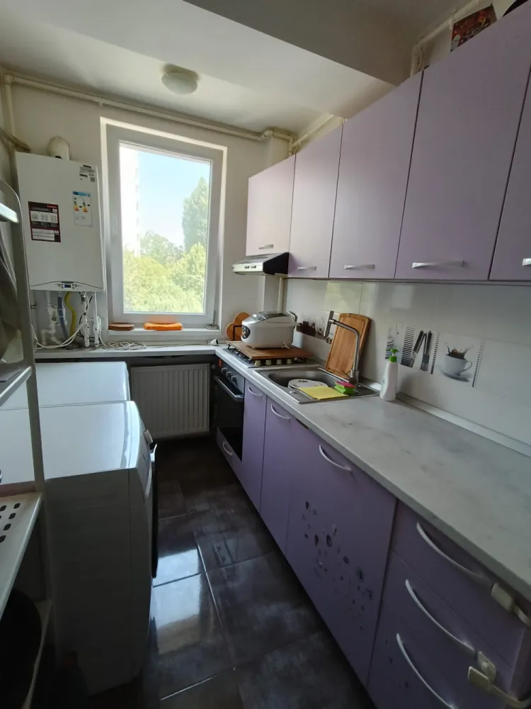 Apartament 3 camere cu terasa - Se vinde apartament decomandat cu 3 camere, etaj 2 5, in bloc finalizat in anul 2018, suprafata utila 113 mp. Apartamentul este in stare buna, are centrala termica proprie, terasa generoasa conceputa ca spațiu ideal pentru relaxare sau petrecerea timpului liber alături de cei dragi. Este situat pe strada Luica, bloc stradal, in apropierea bulevardului Constantin Brâncoveanu, sector 4.Este in apropiere de mijloace de transport in comun, magazine, scoala, gradinita.&nbsp;153.000€