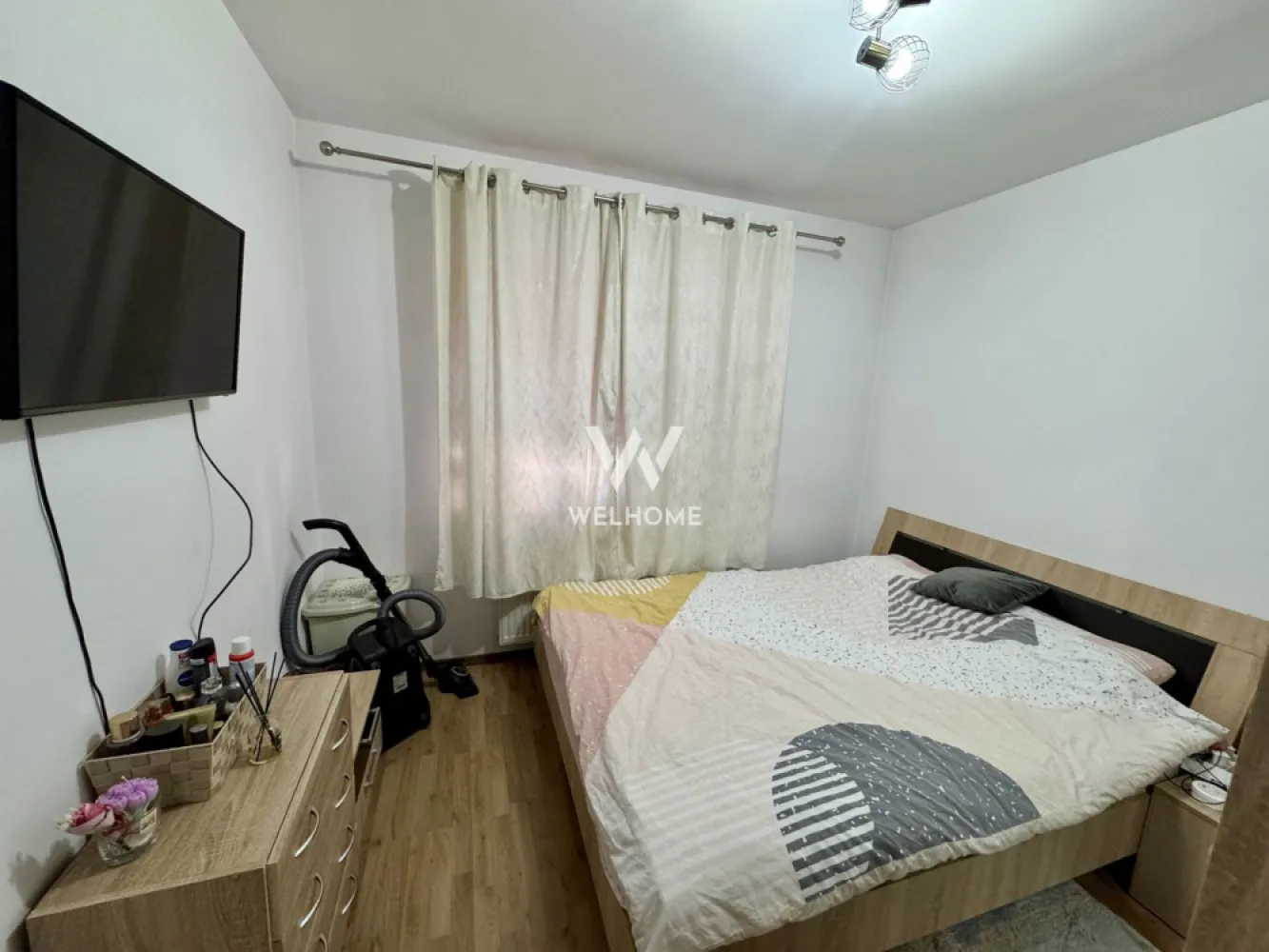 Apartament 3 camere, mobilat si utilat, loc de parcare - Apartament 3 camere cu predare imediat, mobilat si utilat complet.
Apartamentul are 48 mp utili si are loc de parcare inclus in pret.

Apartamentul este situat la parter, în zona Magnolia. Locuința este compartimentată eficient oferind un spațiu practic,potrivit atât pentru locuire cât și pentru investiții. 

Compartimentare: 
 - 2 dormitoare,
 -1 baie, 
 - living open spate cu bucătărie 
 - hol.
1 loc de parcare inclus în preț.
Apartamentul se vinde complet mobilat si utilat.
Zonă liniștită, cu acces rapid către magazine și transport în comun.
Preț : 95.000 euro
Detalii și vizionări: 0743030351