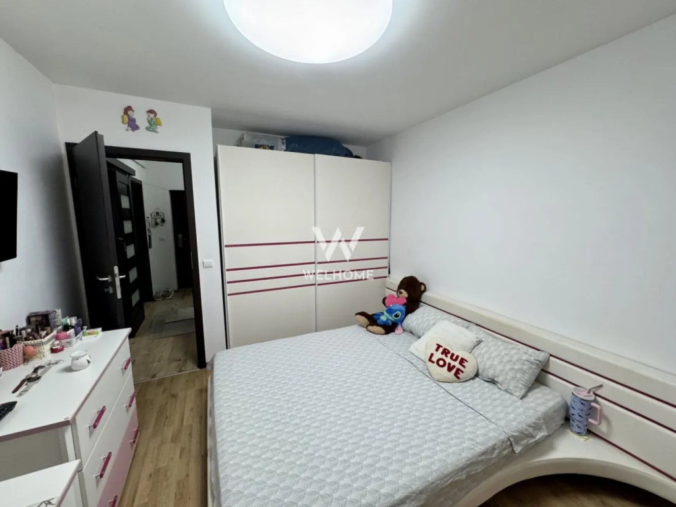 Apartament 3 camere, mobilat si utilat, loc de parcare - Apartament 3 camere cu predare imediat, mobilat si utilat complet.
Apartamentul are 48 mp utili si are loc de parcare inclus in pret.

Apartamentul este situat la parter, în zona Magnolia. Locuința este compartimentată eficient oferind un spațiu practic,potrivit atât pentru locuire cât și pentru investiții. 

Compartimentare: 
 - 2 dormitoare,
 -1 baie, 
 - living open spate cu bucătărie 
 - hol.
1 loc de parcare inclus în preț.
Apartamentul se vinde complet mobilat si utilat.
Zonă liniștită, cu acces rapid către magazine și transport în comun.
Preț : 95.000 euro
Detalii și vizionări: 0743030351