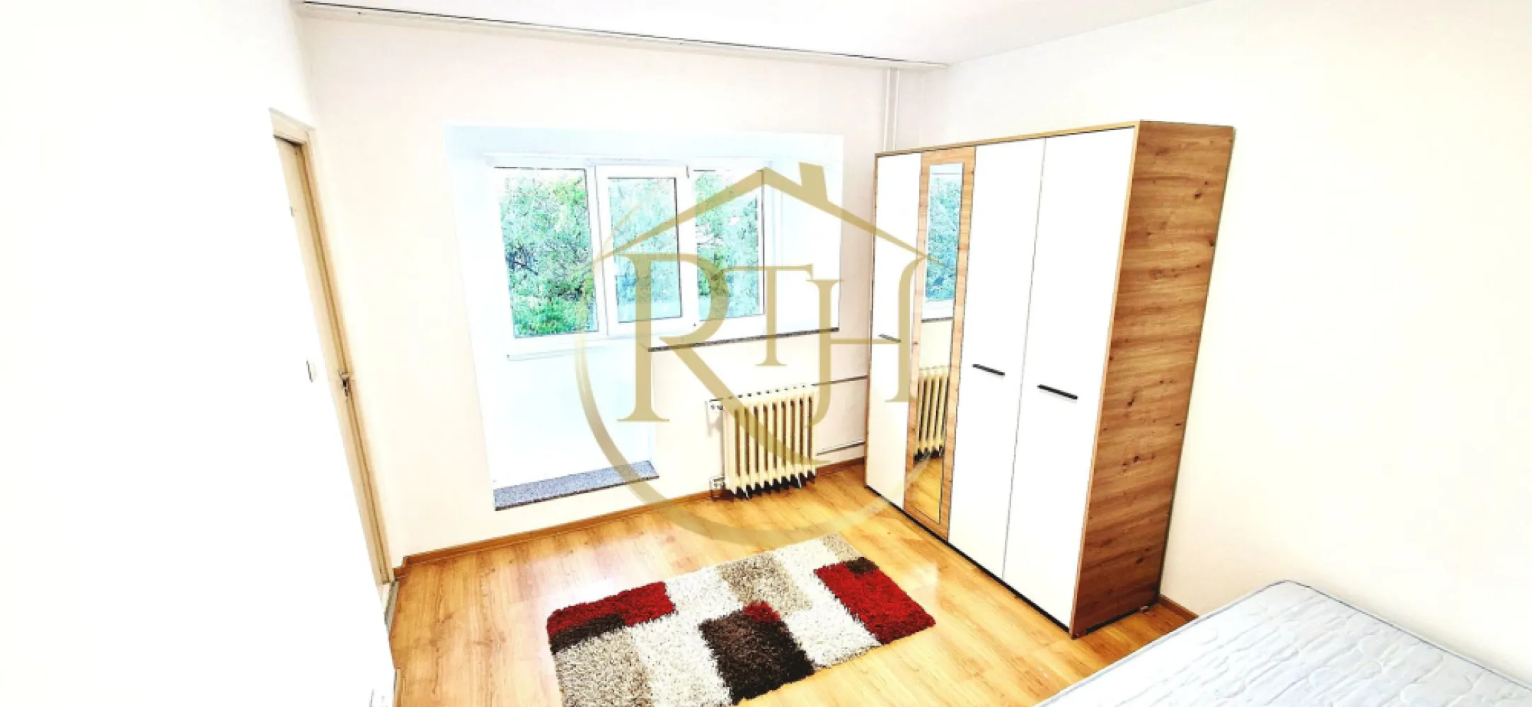 Apartament 1 cameră de închiriat, zona Aradului, lângă Iulius Mall. 0% comision - Se oferă spre închiriere apartament cu 1 cameră, situat în zona Aradului, la doar câteva minute de Iulius Mall Timișoara.

Locuința are o suprafață utilă de 27 mp și este poziționată la etajul 3 din 4, într-un bloc bine întreținut și eficient izolat termic, ceea ce se traduce în costuri reduse la întreținere.

Compartimentare:

hol cu spațiu de depozitare
baie
cameră
bucătărie separată
balcon

Dotări și stare:
Apartamentul este complet mobilat și utilat, fiind echipat cu mașină de spălat, aragaz și frigider. A fost recent renovat după plecarea ultimilor chiriași și se predă curat, gata pentru mutare imediată. În plus, sunt în curs de montare jaluzelele pentru balcon, ceea ce va aduce un plus de confort și intimitate.

Încălzirea se realizează prin sistemul de termoficare.

Localizare:
Zona oferă acces rapid către puncte de interes importante:

Lidl – 1 minut
Piața Dacia – 3 minute (magazine, farmacii, bănci, brutării, terase)
Iulius Mall Timișoara – 3 minute
Dedeman, Kapa Center Timișoara, Euro Shopping Center Timișoara – aproximativ 5 minute
școli și grădinițe – la mai puțin de 5 minute

Zona este foarte bine conectată, în partea de nord a orașului, oferind acces rapid către toate facilitățile urbane.

Potrivit pentru:
o persoană sau un cuplu care își doresc un apartament primitor, bine poziționat și ușor de accesat.

Condiții de închiriere:

Preț: 280 euro / lună
Garanție: 280 euro
Disponibil imediat
Nu se acceptă animale

Proprietatre reprezentata de RealTimHouse.ro - Un pas spre un loc doar al tau !