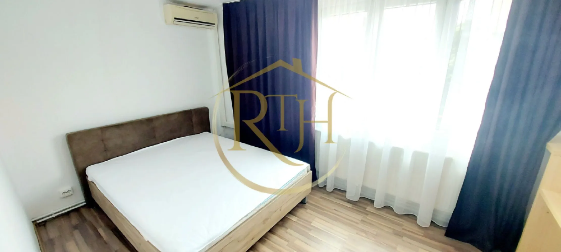 Oferim apartament cu 1 camera, langa Iulius Mall, centrala proprie pe gaz - Oferim spre închiriere un apartament cu 1 cameră, spațios și bine compartimentat, situat la etajul 3 al unui bloc amplasat pe Calea Sever Bocu, în zona Lipovei, la doar 5 minute de Iulius Mall. Locația oferă acces rapid către centre comerciale, mijloace de transport în comun, supermarketuri, restaurante și principalele puncte de interes ale orașului.

Apartamentul este compus dintr-o cameră generoasă, bucătărie open-space cu holul de la intrare și baie prevăzută cu vană și geam pentru aerisire naturală. Se închiriază complet mobilat și utilat, fiind pregătit pentru mutare imediată.
Printre dotările apartamentului se regăsesc pat matrimonial, dressing generos dispus pe întreaga lungime a unui perete, televizor, mașină de spălat rufe, frigider, aragaz, cuptor electric, hotă, cuptor cu microunde și două aparate de aer condiționat. Confortul termic este asigurat de centrala termică proprie pe gaz, oferind costuri eficiente de întreținere și control asupra consumului.

Locuința este ideală pentru o persoană sau un cuplu care își dorește stabilitate și confort, fiind disponibilă pentru închiriere pe termen lung. Nu se acceptă animale de companie.
Apartamentul este disponibil începând cu data de 1 Iulie.
Vizionare online : https://youtu.be/sbEyCJF6azw?si=cDu0hpjWF7g7zgRn
Prețul chiriei este de 300 euro/lună + garanție 300 euro + comision agenție.
Proprietate reprezentată de RealTimHouse.ro – Un pas spre un loc doar al tău!