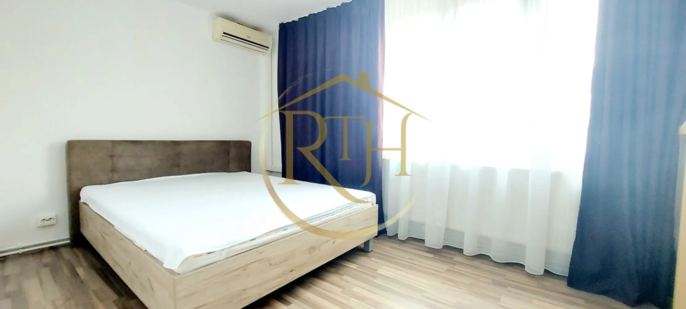 Oferim apartament cu 1 camera, langa Iulius Mall, centrala proprie pe gaz - Oferim spre închiriere un apartament cu 1 cameră, spațios și bine compartimentat, situat la etajul 3 al unui bloc amplasat pe Calea Sever Bocu, în zona Lipovei, la doar 5 minute de Iulius Mall. Locația oferă acces rapid către centre comerciale, mijloace de transport în comun, supermarketuri, restaurante și principalele puncte de interes ale orașului.

Apartamentul este compus dintr-o cameră generoasă, bucătărie open-space cu holul de la intrare și baie prevăzută cu vană și geam pentru aerisire naturală. Se închiriază complet mobilat și utilat, fiind pregătit pentru mutare imediată.
Printre dotările apartamentului se regăsesc pat matrimonial, dressing generos dispus pe întreaga lungime a unui perete, televizor, mașină de spălat rufe, frigider, aragaz, cuptor electric, hotă, cuptor cu microunde și două aparate de aer condiționat. Confortul termic este asigurat de centrala termică proprie pe gaz, oferind costuri eficiente de întreținere și control asupra consumului.

Locuința este ideală pentru o persoană sau un cuplu care își dorește stabilitate și confort, fiind disponibilă pentru închiriere pe termen lung. Nu se acceptă animale de companie.
Apartamentul este disponibil începând cu data de 1 Iulie.
Vizionare online : https://youtu.be/sbEyCJF6azw?si=cDu0hpjWF7g7zgRn
Prețul chiriei este de 300 euro/lună + garanție 300 euro + comision agenție.
Proprietate reprezentată de RealTimHouse.ro – Un pas spre un loc doar al tău!