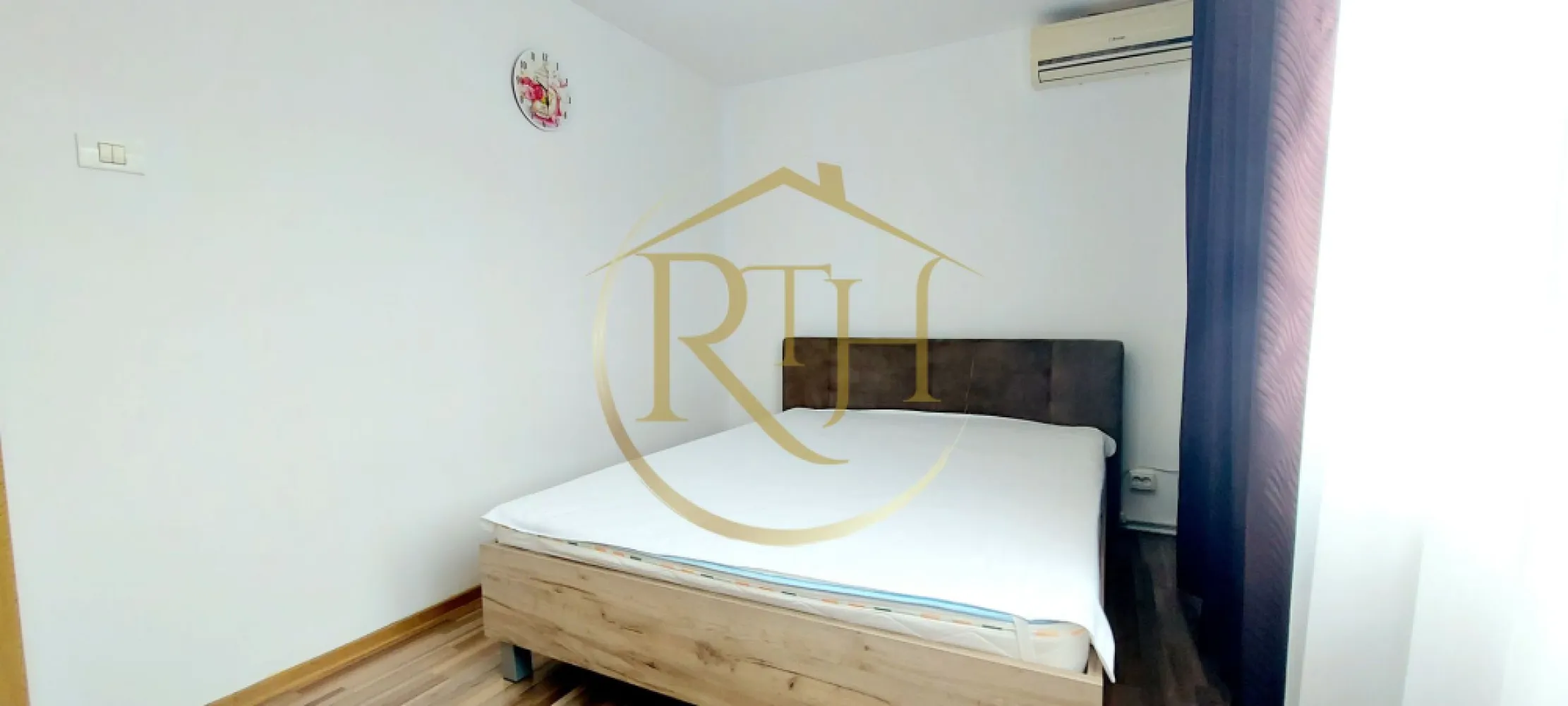 Oferim apartament cu 1 camera, langa Iulius Mall, centrala proprie pe gaz - Oferim spre închiriere un apartament cu 1 cameră, spațios și bine compartimentat, situat la etajul 3 al unui bloc amplasat pe Calea Sever Bocu, în zona Lipovei, la doar 5 minute de Iulius Mall. Locația oferă acces rapid către centre comerciale, mijloace de transport în comun, supermarketuri, restaurante și principalele puncte de interes ale orașului.

Apartamentul este compus dintr-o cameră generoasă, bucătărie open-space cu holul de la intrare și baie prevăzută cu vană și geam pentru aerisire naturală. Se închiriază complet mobilat și utilat, fiind pregătit pentru mutare imediată.
Printre dotările apartamentului se regăsesc pat matrimonial, dressing generos dispus pe întreaga lungime a unui perete, televizor, mașină de spălat rufe, frigider, aragaz, cuptor electric, hotă, cuptor cu microunde și două aparate de aer condiționat. Confortul termic este asigurat de centrala termică proprie pe gaz, oferind costuri eficiente de întreținere și control asupra consumului.

Locuința este ideală pentru o persoană sau un cuplu care își dorește stabilitate și confort, fiind disponibilă pentru închiriere pe termen lung. Nu se acceptă animale de companie.
Apartamentul este disponibil începând cu data de 1 Iulie.
Vizionare online : https://youtu.be/sbEyCJF6azw?si=cDu0hpjWF7g7zgRn
Prețul chiriei este de 300 euro/lună + garanție 300 euro + comision agenție.
Proprietate reprezentată de RealTimHouse.ro – Un pas spre un loc doar al tău!