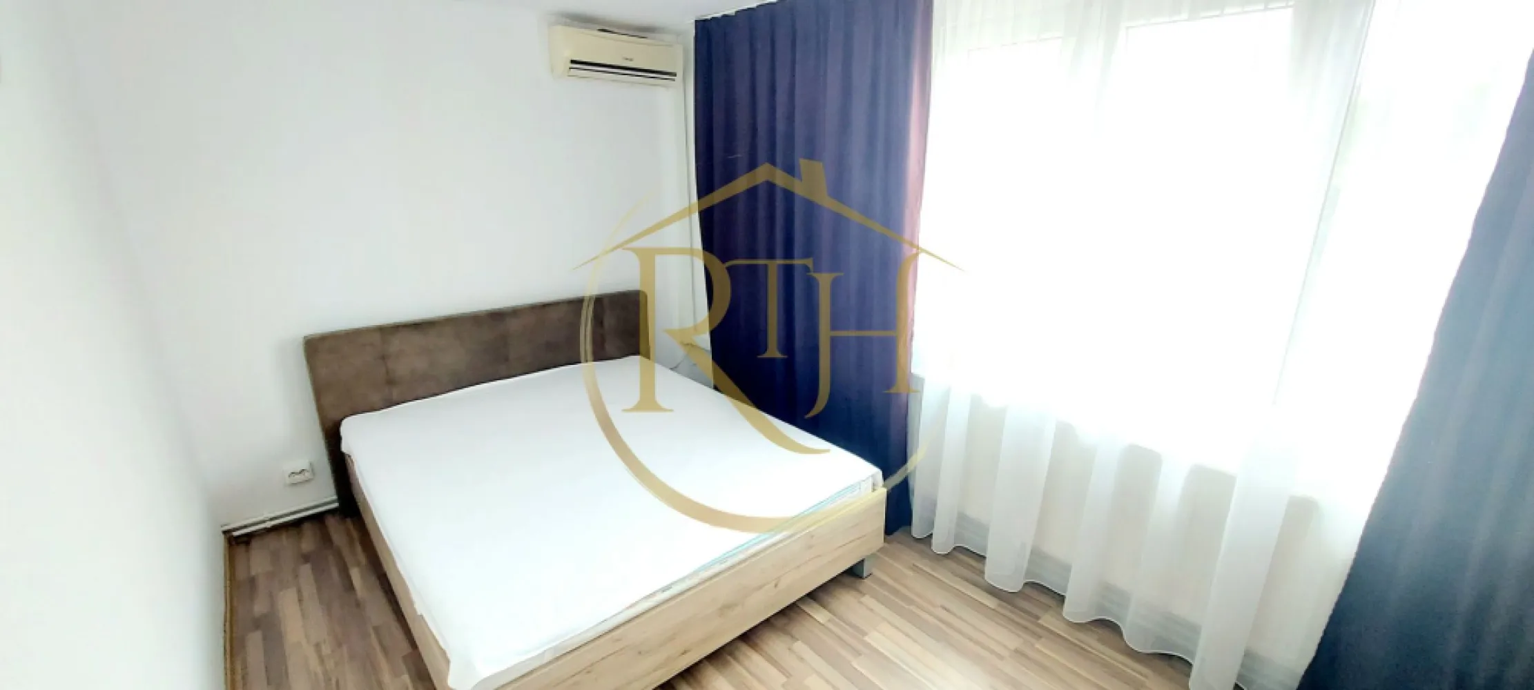 Oferim apartament cu 1 camera, langa Iulius Mall, centrala proprie pe gaz - Oferim spre închiriere un apartament cu 1 cameră, spațios și bine compartimentat, situat la etajul 3 al unui bloc amplasat pe Calea Sever Bocu, în zona Lipovei, la doar 5 minute de Iulius Mall. Locația oferă acces rapid către centre comerciale, mijloace de transport în comun, supermarketuri, restaurante și principalele puncte de interes ale orașului.

Apartamentul este compus dintr-o cameră generoasă, bucătărie open-space cu holul de la intrare și baie prevăzută cu vană și geam pentru aerisire naturală. Se închiriază complet mobilat și utilat, fiind pregătit pentru mutare imediată.
Printre dotările apartamentului se regăsesc pat matrimonial, dressing generos dispus pe întreaga lungime a unui perete, televizor, mașină de spălat rufe, frigider, aragaz, cuptor electric, hotă, cuptor cu microunde și două aparate de aer condiționat. Confortul termic este asigurat de centrala termică proprie pe gaz, oferind costuri eficiente de întreținere și control asupra consumului.

Locuința este ideală pentru o persoană sau un cuplu care își dorește stabilitate și confort, fiind disponibilă pentru închiriere pe termen lung. Nu se acceptă animale de companie.
Apartamentul este disponibil începând cu data de 1 Iulie.
Vizionare online : https://youtu.be/sbEyCJF6azw?si=cDu0hpjWF7g7zgRn
Prețul chiriei este de 300 euro/lună + garanție 300 euro + comision agenție.
Proprietate reprezentată de RealTimHouse.ro – Un pas spre un loc doar al tău!
