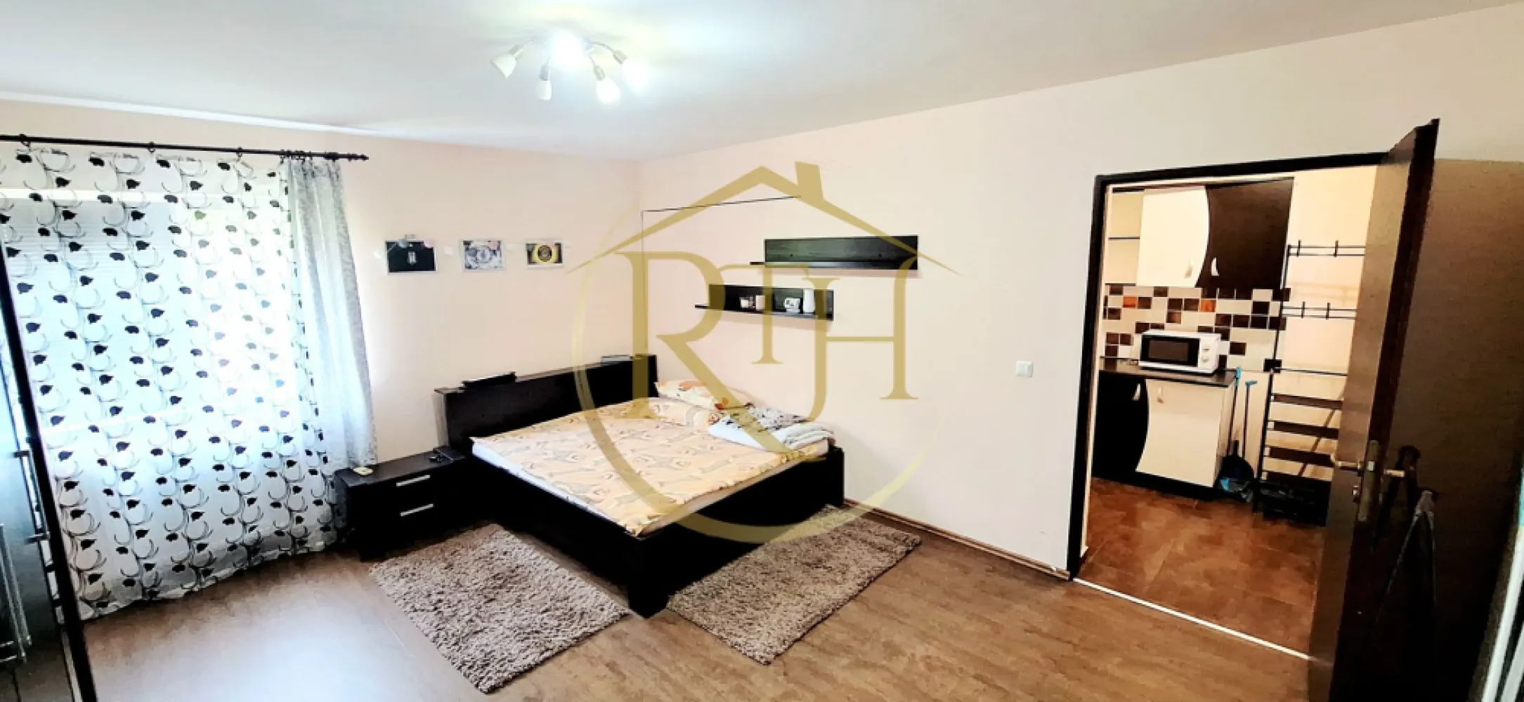 Oferim spre inchiriere apartament cu 1 camera,loc de parcare,Complex Studentesc - Închiriem apartament cu o cameră, decomandat, situat la etajul 1 din 3 al unui bloc nou din Complexul Studențesc, una dintre cele mai apreciate zone din Timișoara datorită accesibilității și proximității față de principalele puncte de interes. Locuința este amenajată modern și se închiriază complet mobilată și utilată, oferind un spațiu confortabil, practic și primitor.

Apartamentul beneficiază de o compartimentare eficientă și cuprinde un hol de intrare cu o bucătărie separată de camera, un dormitor spațios dotat cu pat matrimonial dulap mare de haine și o baie echipată cu cadă, ideală pentru momentele de relaxare. Atmosfera modernă și finisajele atent alese îl transformă într-o alegere excelentă pentru cei care își doresc confort și funcționalitate.
Locuința dispune de centrală termică proprie pe gaz si clima, ceea ce permite un control eficient al temperaturii și costuri reduse de întreținere pe tot parcursul anului. În plus, chiriașul beneficiază de loc de parcare în curtea blocului, accesul fiind securizat prin barieră și sistem de supraveghere video. Imobilul este monitorizat permanent, oferind un plus de siguranță și liniște. Un avantaj suplimentar îl reprezintă accesul gratuit la sala de fitness privată, disponibilă exclusiv locatarilor.

Proprietatea este ideală pentru o singură persoană sau pentru un cuplu care își dorește un apartament modern, într-o zonă foarte bine conectată la oraș, aproape de universități, restaurante, magazine și mijloace de transport în comun. Perioada minimă de închiriere este de 12 luni, iar apartamentul este disponibil imediat.

Prețul chiriei este de 350 euro/lună, la care se adaugă garanția de 350 euro și comisionul agenției.
Vizionarea online este disponibilă la linkul: https://youtu.be/u4h-Ci60xcs?is=hSOstFIgZ00KgMe2
Proprietatea este reprezentată de RealTimHouse.ro – Un pas spre un loc doar al tău!