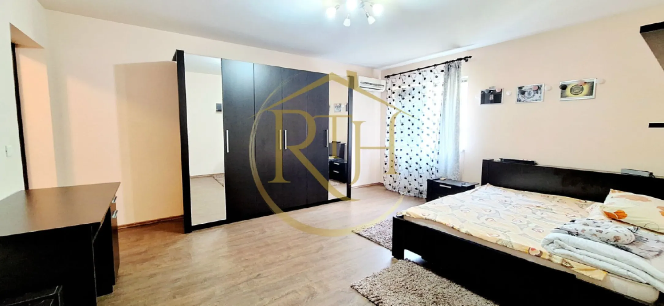 Oferim spre inchiriere apartament cu 1 camera,loc de parcare,Complex Studentesc - Închiriem apartament cu o cameră, decomandat, situat la etajul 1 din 3 al unui bloc nou din Complexul Studențesc, una dintre cele mai apreciate zone din Timișoara datorită accesibilității și proximității față de principalele puncte de interes. Locuința este amenajată modern și se închiriază complet mobilată și utilată, oferind un spațiu confortabil, practic și primitor.

Apartamentul beneficiază de o compartimentare eficientă și cuprinde un hol de intrare cu o bucătărie separată de camera, un dormitor spațios dotat cu pat matrimonial dulap mare de haine și o baie echipată cu cadă, ideală pentru momentele de relaxare. Atmosfera modernă și finisajele atent alese îl transformă într-o alegere excelentă pentru cei care își doresc confort și funcționalitate.
Locuința dispune de centrală termică proprie pe gaz si clima, ceea ce permite un control eficient al temperaturii și costuri reduse de întreținere pe tot parcursul anului. În plus, chiriașul beneficiază de loc de parcare în curtea blocului, accesul fiind securizat prin barieră și sistem de supraveghere video. Imobilul este monitorizat permanent, oferind un plus de siguranță și liniște. Un avantaj suplimentar îl reprezintă accesul gratuit la sala de fitness privată, disponibilă exclusiv locatarilor.

Proprietatea este ideală pentru o singură persoană sau pentru un cuplu care își dorește un apartament modern, într-o zonă foarte bine conectată la oraș, aproape de universități, restaurante, magazine și mijloace de transport în comun. Perioada minimă de închiriere este de 12 luni, iar apartamentul este disponibil imediat.

Prețul chiriei este de 350 euro/lună, la care se adaugă garanția de 350 euro și comisionul agenției.
Vizionarea online este disponibilă la linkul: https://youtu.be/u4h-Ci60xcs?is=hSOstFIgZ00KgMe2
Proprietatea este reprezentată de RealTimHouse.ro – Un pas spre un loc doar al tău!