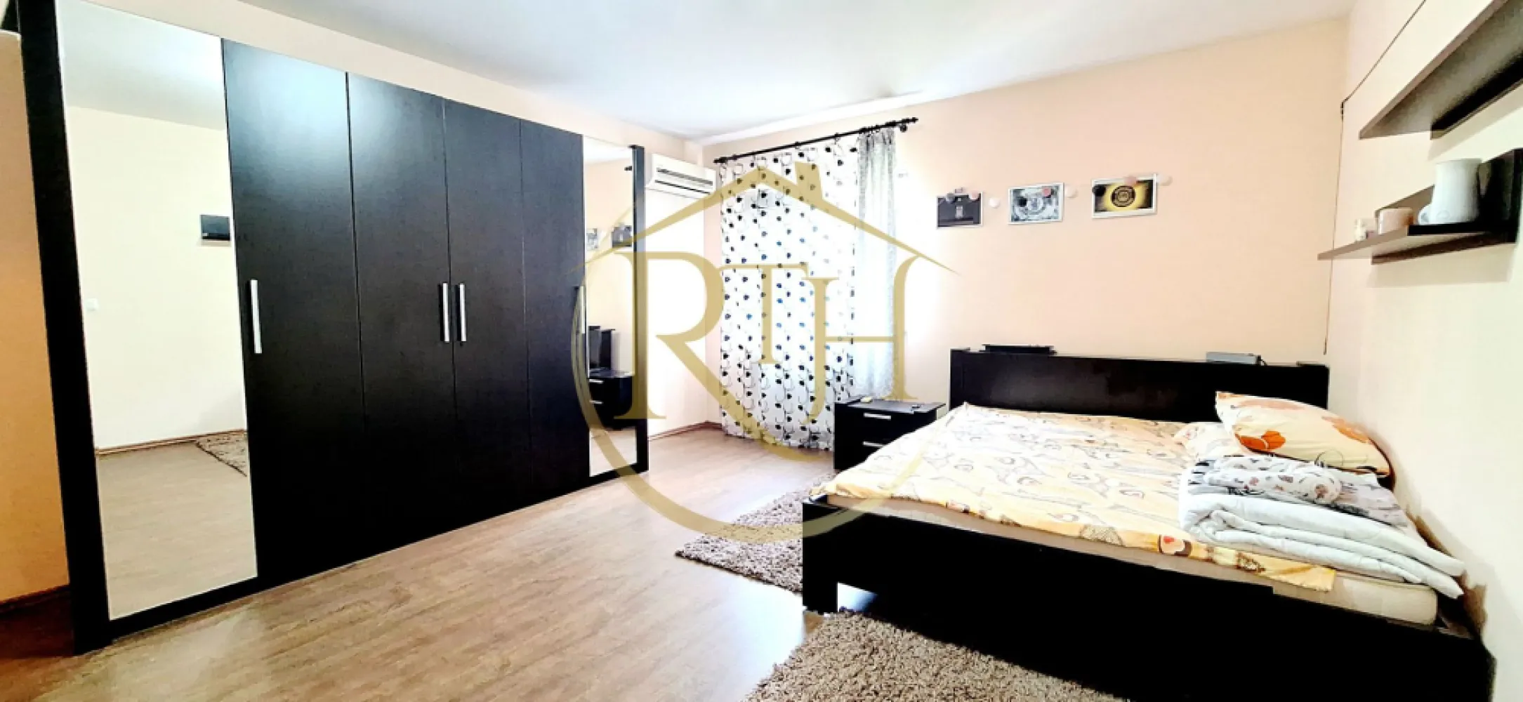Oferim spre inchiriere apartament cu 1 camera,loc de parcare,Complex Studentesc - Închiriem apartament cu o cameră, decomandat, situat la etajul 1 din 3 al unui bloc nou din Complexul Studențesc, una dintre cele mai apreciate zone din Timișoara datorită accesibilității și proximității față de principalele puncte de interes. Locuința este amenajată modern și se închiriază complet mobilată și utilată, oferind un spațiu confortabil, practic și primitor.

Apartamentul beneficiază de o compartimentare eficientă și cuprinde un hol de intrare cu o bucătărie separată de camera, un dormitor spațios dotat cu pat matrimonial dulap mare de haine și o baie echipată cu cadă, ideală pentru momentele de relaxare. Atmosfera modernă și finisajele atent alese îl transformă într-o alegere excelentă pentru cei care își doresc confort și funcționalitate.
Locuința dispune de centrală termică proprie pe gaz si clima, ceea ce permite un control eficient al temperaturii și costuri reduse de întreținere pe tot parcursul anului. În plus, chiriașul beneficiază de loc de parcare în curtea blocului, accesul fiind securizat prin barieră și sistem de supraveghere video. Imobilul este monitorizat permanent, oferind un plus de siguranță și liniște. Un avantaj suplimentar îl reprezintă accesul gratuit la sala de fitness privată, disponibilă exclusiv locatarilor.

Proprietatea este ideală pentru o singură persoană sau pentru un cuplu care își dorește un apartament modern, într-o zonă foarte bine conectată la oraș, aproape de universități, restaurante, magazine și mijloace de transport în comun. Perioada minimă de închiriere este de 12 luni, iar apartamentul este disponibil imediat.

Prețul chiriei este de 350 euro/lună, la care se adaugă garanția de 350 euro și comisionul agenției.
Vizionarea online este disponibilă la linkul: https://youtu.be/u4h-Ci60xcs?is=hSOstFIgZ00KgMe2
Proprietatea este reprezentată de RealTimHouse.ro – Un pas spre un loc doar al tău!