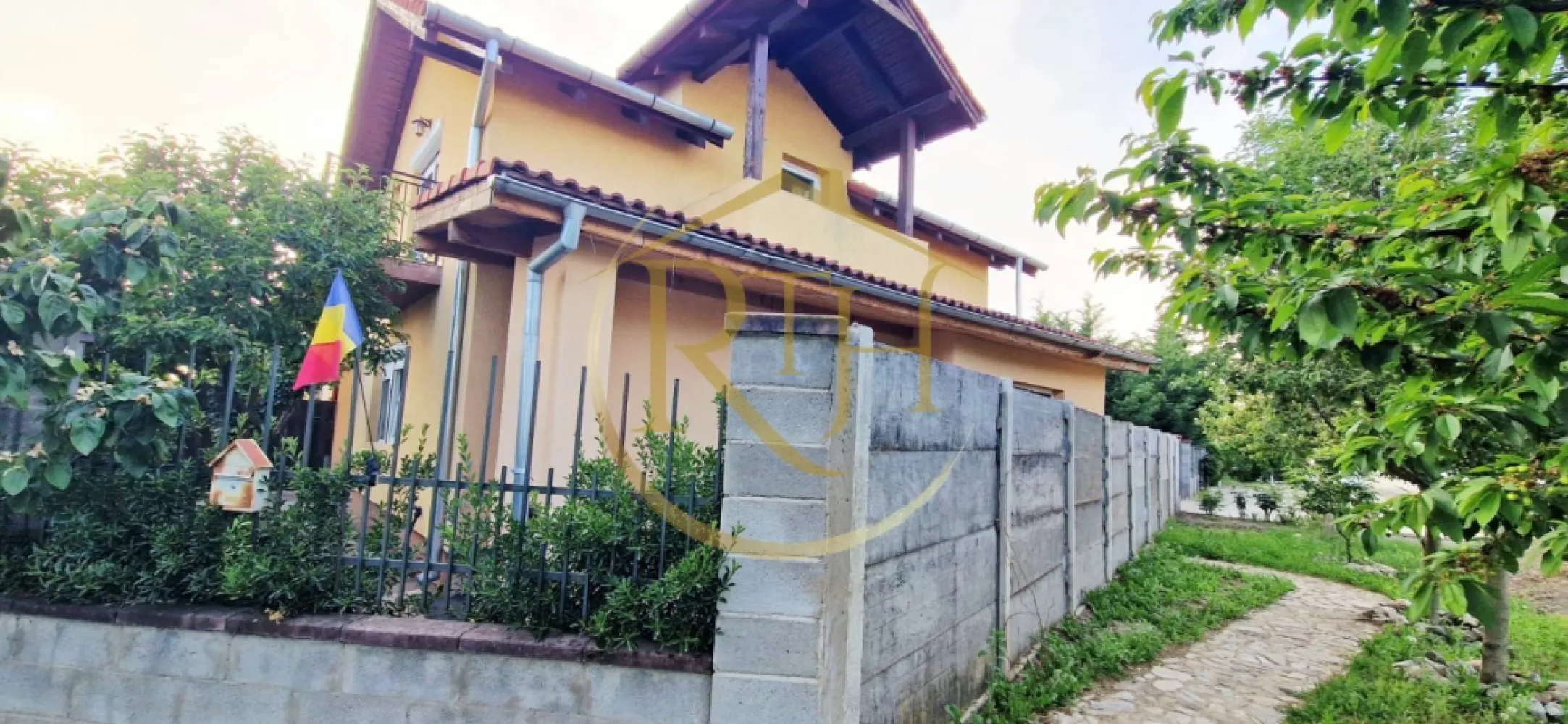 Vand casa Indivduala cu 4 camere in comuna Giroc/ pret 186000 euro - 🏡 Casă individuală de vânzare în Giroc | Confort, intimitate și spațiu pentru întreaga familie, la un preț foarte accesibil!

Există proprietăți care oferă doar spațiu și există proprietăți care oferă acel sentiment de „acasă” încă din primul moment. Această casă individuală reușește să îmbine perfect confortul, liniștea și funcționalitatea, fiind alegerea ideală pentru o familie care își dorește mai multă intimitate și un stil de viață echilibrat, aproape de oraș, dar departe de agitație.

Situată într-o zonă liniștită și apreciată din Giroc, proprietatea beneficiază de acces rapid către Timișoara și de toate facilitățile necesare pentru un trai confortabil.

📐 Detalii proprietate:
✔ Suprafață utilă: 97 mp
✔ Suprafață teren: 250 mp
✔ Regim de înălțime: Parter + Mansardă
✔ Construcție din anul 2012
✔ Casă individuală
✔ Centrală termică nouă
✔ Terasă mare acoperită
✔ Curte proprie

Compartimentarea a fost gândită practic și eficient, astfel încât fiecare spațiu să fie util și confortabil.

✨ La parter regăsim:
• Hol de acces generos
• Living luminos și primitor
• Bucătărie open-space, ideală pentru momentele petrecute în familie
• Dormitor ce poate fi folosit atât ca spațiu de odihnă, cât și ca birou
• Baie complet utilată

✨ Etajul este dedicat zonei de noapte și oferă:
• Două dormitoare spațioase și luminoase
• Baie
• Două balcoane
• Acces către pod, perfect pentru depozitare suplimentară

🔑 Unul dintre punctele forte ale proprietății este terasa mare acoperită, un spațiu ideal pentru relaxare, cafeaua de dimineață sau serile petrecute cu familia și prietenii, indiferent de sezon. Curtea oferă suficient loc pentru amenajarea unei zone verzi, a unui loc de joacă pentru copii sau a unui spațiu dedicat relaxării și grătarelor în aer liber.

Faptul că este o casă individuală oferă un plus important de confort și intimitate, iar prețul foarte competitiv pentru zonă și pentru ceea ce oferă transformă această proprietate într-o oportunitate excelentă atât pentru locuit, cât și pentru investiție.
Pret de vanzare: 186000 euro

🏠 O proprietate primitoare, bine compartimentată și pregătită să devină „acasă” pentru noii proprietari.
📍 Ideală atât pentru locuit, cât și pentru investiție.
📞 Pentru mai multe detalii sau pentru programarea unei vizionări, mesaj privat sau telefon.
Proprietatre reprezentata de RealTimHouse.ro - Un pas spre un loc doar al tau !