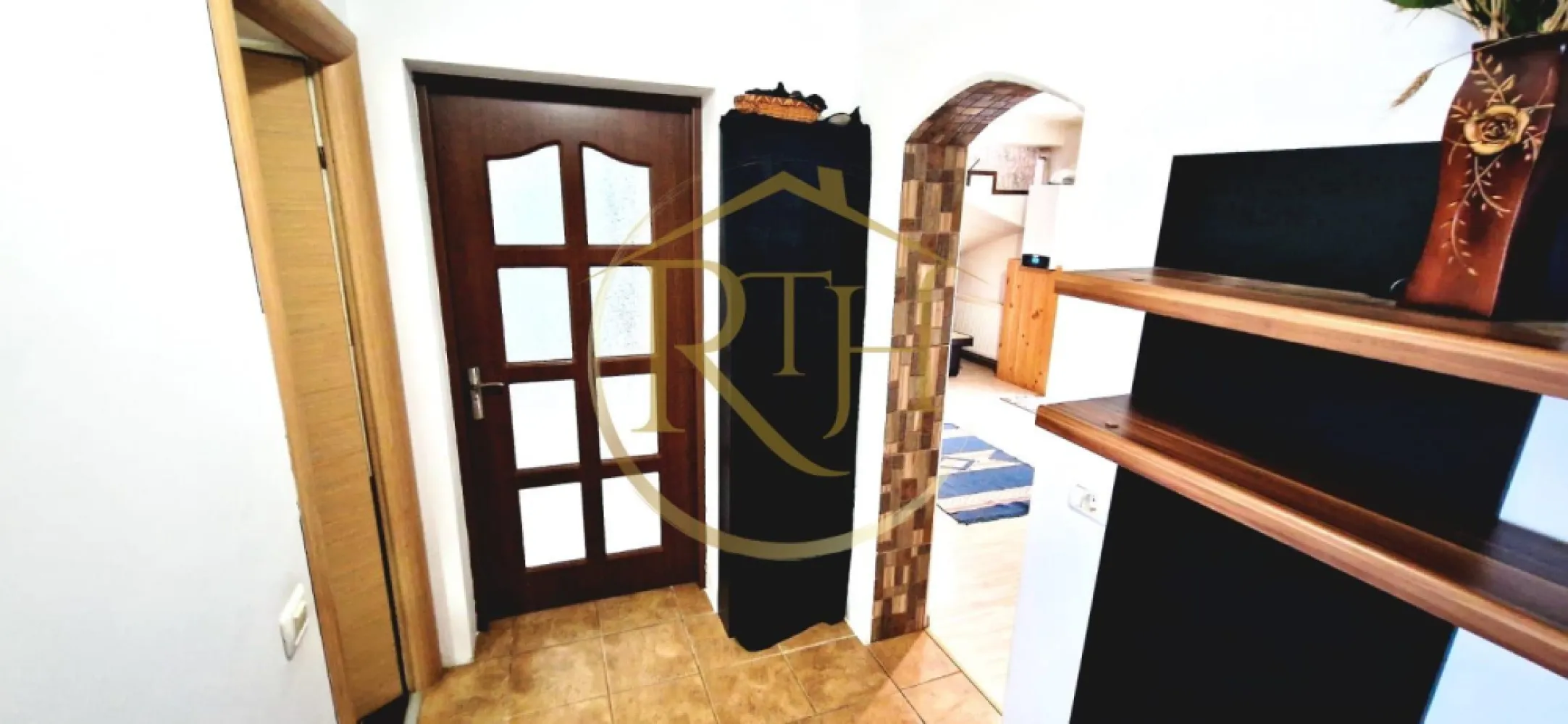 Vand casa Indivduala cu 4 camere in comuna Giroc/ pret 186000 euro - 🏡 Casă individuală de vânzare în Giroc | Confort, intimitate și spațiu pentru întreaga familie, la un preț foarte accesibil!

Există proprietăți care oferă doar spațiu și există proprietăți care oferă acel sentiment de „acasă” încă din primul moment. Această casă individuală reușește să îmbine perfect confortul, liniștea și funcționalitatea, fiind alegerea ideală pentru o familie care își dorește mai multă intimitate și un stil de viață echilibrat, aproape de oraș, dar departe de agitație.

Situată într-o zonă liniștită și apreciată din Giroc, proprietatea beneficiază de acces rapid către Timișoara și de toate facilitățile necesare pentru un trai confortabil.

📐 Detalii proprietate:
✔ Suprafață utilă: 97 mp
✔ Suprafață teren: 250 mp
✔ Regim de înălțime: Parter + Mansardă
✔ Construcție din anul 2012
✔ Casă individuală
✔ Centrală termică nouă
✔ Terasă mare acoperită
✔ Curte proprie

Compartimentarea a fost gândită practic și eficient, astfel încât fiecare spațiu să fie util și confortabil.

✨ La parter regăsim:
• Hol de acces generos
• Living luminos și primitor
• Bucătărie open-space, ideală pentru momentele petrecute în familie
• Dormitor ce poate fi folosit atât ca spațiu de odihnă, cât și ca birou
• Baie complet utilată

✨ Etajul este dedicat zonei de noapte și oferă:
• Două dormitoare spațioase și luminoase
• Baie
• Două balcoane
• Acces către pod, perfect pentru depozitare suplimentară

🔑 Unul dintre punctele forte ale proprietății este terasa mare acoperită, un spațiu ideal pentru relaxare, cafeaua de dimineață sau serile petrecute cu familia și prietenii, indiferent de sezon. Curtea oferă suficient loc pentru amenajarea unei zone verzi, a unui loc de joacă pentru copii sau a unui spațiu dedicat relaxării și grătarelor în aer liber.

Faptul că este o casă individuală oferă un plus important de confort și intimitate, iar prețul foarte competitiv pentru zonă și pentru ceea ce oferă transformă această proprietate într-o oportunitate excelentă atât pentru locuit, cât și pentru investiție.
Pret de vanzare: 186000 euro

🏠 O proprietate primitoare, bine compartimentată și pregătită să devină „acasă” pentru noii proprietari.
📍 Ideală atât pentru locuit, cât și pentru investiție.
📞 Pentru mai multe detalii sau pentru programarea unei vizionări, mesaj privat sau telefon.
Proprietatre reprezentata de RealTimHouse.ro - Un pas spre un loc doar al tau !