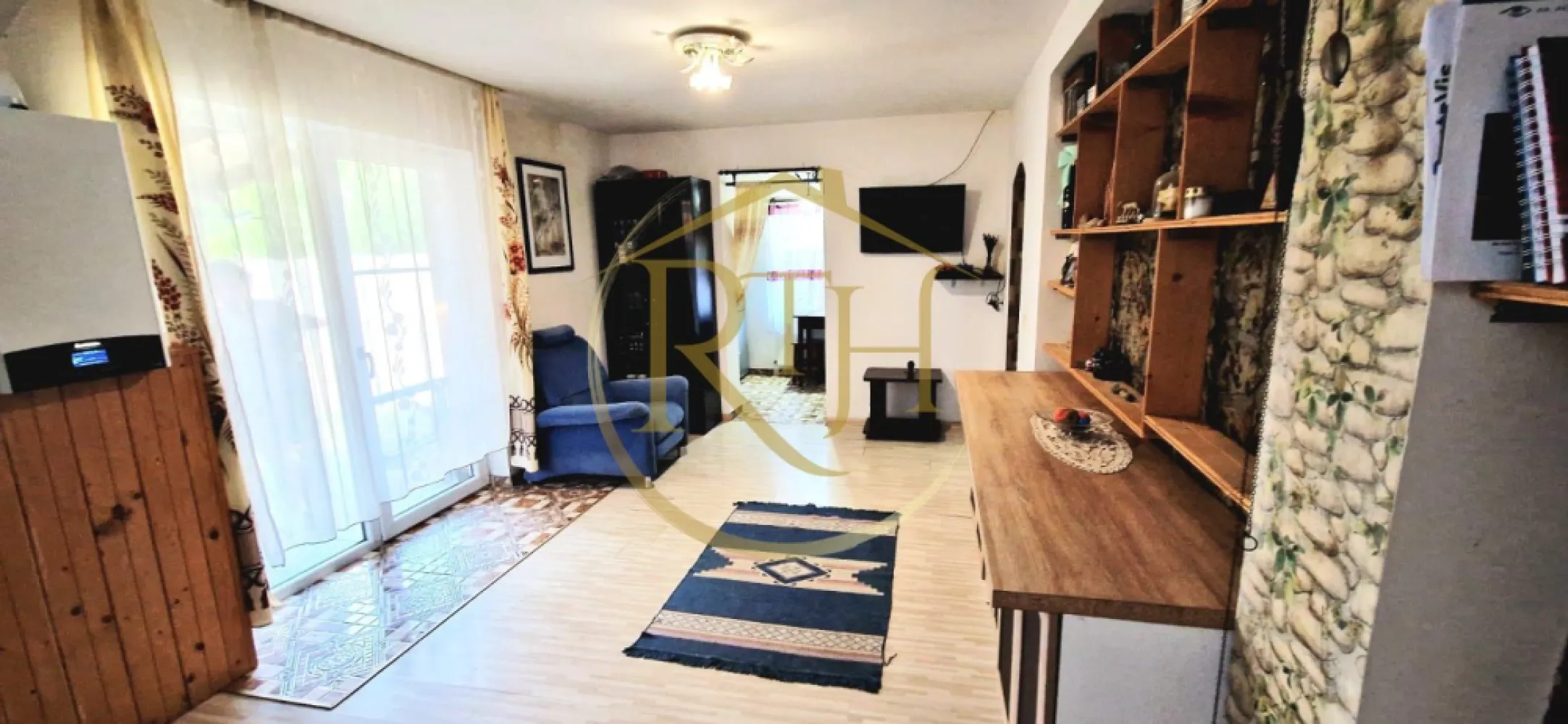 Vand casa Indivduala cu 4 camere in comuna Giroc/ pret 186000 euro - 🏡 Casă individuală de vânzare în Giroc | Confort, intimitate și spațiu pentru întreaga familie, la un preț foarte accesibil!

Există proprietăți care oferă doar spațiu și există proprietăți care oferă acel sentiment de „acasă” încă din primul moment. Această casă individuală reușește să îmbine perfect confortul, liniștea și funcționalitatea, fiind alegerea ideală pentru o familie care își dorește mai multă intimitate și un stil de viață echilibrat, aproape de oraș, dar departe de agitație.

Situată într-o zonă liniștită și apreciată din Giroc, proprietatea beneficiază de acces rapid către Timișoara și de toate facilitățile necesare pentru un trai confortabil.

📐 Detalii proprietate:
✔ Suprafață utilă: 97 mp
✔ Suprafață teren: 250 mp
✔ Regim de înălțime: Parter + Mansardă
✔ Construcție din anul 2012
✔ Casă individuală
✔ Centrală termică nouă
✔ Terasă mare acoperită
✔ Curte proprie

Compartimentarea a fost gândită practic și eficient, astfel încât fiecare spațiu să fie util și confortabil.

✨ La parter regăsim:
• Hol de acces generos
• Living luminos și primitor
• Bucătărie open-space, ideală pentru momentele petrecute în familie
• Dormitor ce poate fi folosit atât ca spațiu de odihnă, cât și ca birou
• Baie complet utilată

✨ Etajul este dedicat zonei de noapte și oferă:
• Două dormitoare spațioase și luminoase
• Baie
• Două balcoane
• Acces către pod, perfect pentru depozitare suplimentară

🔑 Unul dintre punctele forte ale proprietății este terasa mare acoperită, un spațiu ideal pentru relaxare, cafeaua de dimineață sau serile petrecute cu familia și prietenii, indiferent de sezon. Curtea oferă suficient loc pentru amenajarea unei zone verzi, a unui loc de joacă pentru copii sau a unui spațiu dedicat relaxării și grătarelor în aer liber.

Faptul că este o casă individuală oferă un plus important de confort și intimitate, iar prețul foarte competitiv pentru zonă și pentru ceea ce oferă transformă această proprietate într-o oportunitate excelentă atât pentru locuit, cât și pentru investiție.
Pret de vanzare: 186000 euro

🏠 O proprietate primitoare, bine compartimentată și pregătită să devină „acasă” pentru noii proprietari.
📍 Ideală atât pentru locuit, cât și pentru investiție.
📞 Pentru mai multe detalii sau pentru programarea unei vizionări, mesaj privat sau telefon.
Proprietatre reprezentata de RealTimHouse.ro - Un pas spre un loc doar al tau !