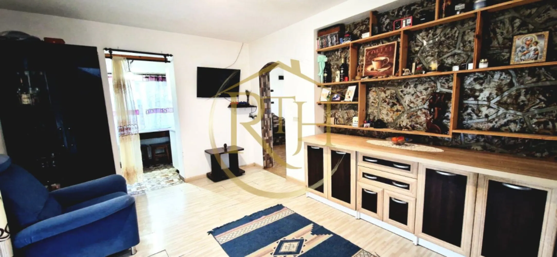 Vand casa Indivduala cu 4 camere in comuna Giroc/ pret 186000 euro - 🏡 Casă individuală de vânzare în Giroc | Confort, intimitate și spațiu pentru întreaga familie, la un preț foarte accesibil!

Există proprietăți care oferă doar spațiu și există proprietăți care oferă acel sentiment de „acasă” încă din primul moment. Această casă individuală reușește să îmbine perfect confortul, liniștea și funcționalitatea, fiind alegerea ideală pentru o familie care își dorește mai multă intimitate și un stil de viață echilibrat, aproape de oraș, dar departe de agitație.

Situată într-o zonă liniștită și apreciată din Giroc, proprietatea beneficiază de acces rapid către Timișoara și de toate facilitățile necesare pentru un trai confortabil.

📐 Detalii proprietate:
✔ Suprafață utilă: 97 mp
✔ Suprafață teren: 250 mp
✔ Regim de înălțime: Parter + Mansardă
✔ Construcție din anul 2012
✔ Casă individuală
✔ Centrală termică nouă
✔ Terasă mare acoperită
✔ Curte proprie

Compartimentarea a fost gândită practic și eficient, astfel încât fiecare spațiu să fie util și confortabil.

✨ La parter regăsim:
• Hol de acces generos
• Living luminos și primitor
• Bucătărie open-space, ideală pentru momentele petrecute în familie
• Dormitor ce poate fi folosit atât ca spațiu de odihnă, cât și ca birou
• Baie complet utilată

✨ Etajul este dedicat zonei de noapte și oferă:
• Două dormitoare spațioase și luminoase
• Baie
• Două balcoane
• Acces către pod, perfect pentru depozitare suplimentară

🔑 Unul dintre punctele forte ale proprietății este terasa mare acoperită, un spațiu ideal pentru relaxare, cafeaua de dimineață sau serile petrecute cu familia și prietenii, indiferent de sezon. Curtea oferă suficient loc pentru amenajarea unei zone verzi, a unui loc de joacă pentru copii sau a unui spațiu dedicat relaxării și grătarelor în aer liber.

Faptul că este o casă individuală oferă un plus important de confort și intimitate, iar prețul foarte competitiv pentru zonă și pentru ceea ce oferă transformă această proprietate într-o oportunitate excelentă atât pentru locuit, cât și pentru investiție.
Pret de vanzare: 186000 euro

🏠 O proprietate primitoare, bine compartimentată și pregătită să devină „acasă” pentru noii proprietari.
📍 Ideală atât pentru locuit, cât și pentru investiție.
📞 Pentru mai multe detalii sau pentru programarea unei vizionări, mesaj privat sau telefon.
Proprietatre reprezentata de RealTimHouse.ro - Un pas spre un loc doar al tau !