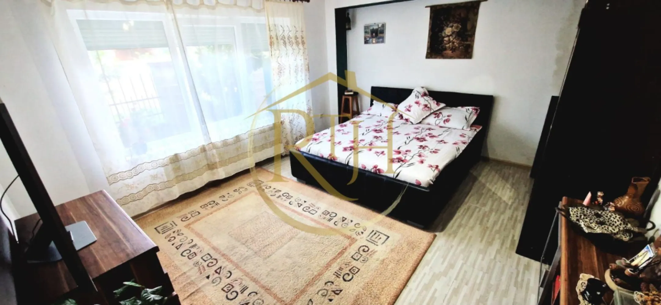 Vand casa Indivduala cu 4 camere in comuna Giroc/ pret 186000 euro - 🏡 Casă individuală de vânzare în Giroc | Confort, intimitate și spațiu pentru întreaga familie, la un preț foarte accesibil!

Există proprietăți care oferă doar spațiu și există proprietăți care oferă acel sentiment de „acasă” încă din primul moment. Această casă individuală reușește să îmbine perfect confortul, liniștea și funcționalitatea, fiind alegerea ideală pentru o familie care își dorește mai multă intimitate și un stil de viață echilibrat, aproape de oraș, dar departe de agitație.

Situată într-o zonă liniștită și apreciată din Giroc, proprietatea beneficiază de acces rapid către Timișoara și de toate facilitățile necesare pentru un trai confortabil.

📐 Detalii proprietate:
✔ Suprafață utilă: 97 mp
✔ Suprafață teren: 250 mp
✔ Regim de înălțime: Parter + Mansardă
✔ Construcție din anul 2012
✔ Casă individuală
✔ Centrală termică nouă
✔ Terasă mare acoperită
✔ Curte proprie

Compartimentarea a fost gândită practic și eficient, astfel încât fiecare spațiu să fie util și confortabil.

✨ La parter regăsim:
• Hol de acces generos
• Living luminos și primitor
• Bucătărie open-space, ideală pentru momentele petrecute în familie
• Dormitor ce poate fi folosit atât ca spațiu de odihnă, cât și ca birou
• Baie complet utilată

✨ Etajul este dedicat zonei de noapte și oferă:
• Două dormitoare spațioase și luminoase
• Baie
• Două balcoane
• Acces către pod, perfect pentru depozitare suplimentară

🔑 Unul dintre punctele forte ale proprietății este terasa mare acoperită, un spațiu ideal pentru relaxare, cafeaua de dimineață sau serile petrecute cu familia și prietenii, indiferent de sezon. Curtea oferă suficient loc pentru amenajarea unei zone verzi, a unui loc de joacă pentru copii sau a unui spațiu dedicat relaxării și grătarelor în aer liber.

Faptul că este o casă individuală oferă un plus important de confort și intimitate, iar prețul foarte competitiv pentru zonă și pentru ceea ce oferă transformă această proprietate într-o oportunitate excelentă atât pentru locuit, cât și pentru investiție.
Pret de vanzare: 186000 euro

🏠 O proprietate primitoare, bine compartimentată și pregătită să devină „acasă” pentru noii proprietari.
📍 Ideală atât pentru locuit, cât și pentru investiție.
📞 Pentru mai multe detalii sau pentru programarea unei vizionări, mesaj privat sau telefon.
Proprietatre reprezentata de RealTimHouse.ro - Un pas spre un loc doar al tau !