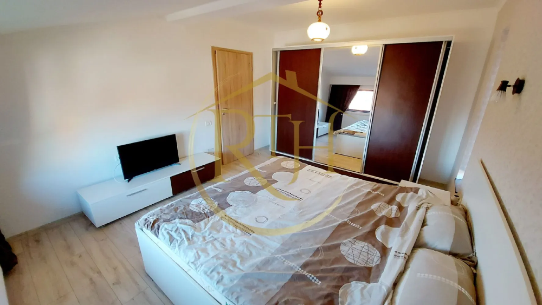 Oferim spre inchiriere apartament cu 2 camere, zona Centrala, Giroc - Oferim spre inchiriere apartament cu 2 camere, spațios și modern, situat în zona Centrala a Giroc, la etajul 2 al unui bloc nou, zonă excelentă, aproape de Primărie, Biserică, Școală, magazine și mijloace de transport în comun.
Locuința este perfect compartimentată și mobilată complet, fiind ideală pentru un cuplu, două fete, doi băieți sau o familie de maximum trei persoane. Dispune de două dormitoare dotate cu pat matrimonial confortabil, canapea coltar și dulapuri încăpătoare pentru depozitare eficientă. Bucătăria spatioasa, modernă, echipată cu electrocasnice noi: plită electrică, aragaz electric, hotă, frigider și mașină de spălat haine, etc. Baia este prevăzută cu cadă, oferind un plus de confort.
Apartamentul beneficiază de încălzire prin centrală proprie pe gaz și aer condiționat, asigurând astfel confort termic pe tot parcursul anului. De asemenea, locatarii au la dispoziție un loc de parcare în curtea privată a blocului, facilitând accesul rapid și sigur.
Se închiriază exclusiv pentru persoane adulte, cupluri etc . Nu se accepta animale de companie .
Vizionare Online : https://youtu.be/7bg3zjjsObk?is=lcxf_8LMyy0ZkFlc
Prețul chiriei este de 350 euro/lună, cu garanție în valoare de 350 euro și comision agenție.
Proprietate reprezentată de RealTimHouse.ro – Un pas spre un loc doar al tău!
