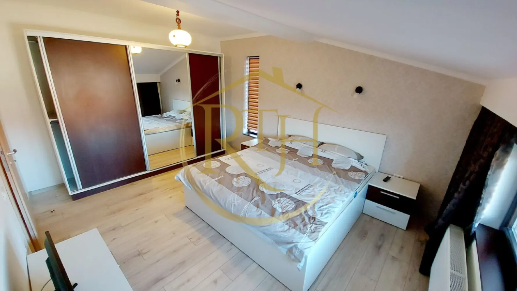 Oferim spre inchiriere apartament cu 2 camere, zona Centrala, Giroc - Oferim spre inchiriere apartament cu 2 camere, spațios și modern, situat în zona Centrala a Giroc, la etajul 2 al unui bloc nou, zonă excelentă, aproape de Primărie, Biserică, Școală, magazine și mijloace de transport în comun.
Locuința este perfect compartimentată și mobilată complet, fiind ideală pentru un cuplu, două fete, doi băieți sau o familie de maximum trei persoane. Dispune de două dormitoare dotate cu pat matrimonial confortabil, canapea coltar și dulapuri încăpătoare pentru depozitare eficientă. Bucătăria spatioasa, modernă, echipată cu electrocasnice noi: plită electrică, aragaz electric, hotă, frigider și mașină de spălat haine, etc. Baia este prevăzută cu cadă, oferind un plus de confort.
Apartamentul beneficiază de încălzire prin centrală proprie pe gaz și aer condiționat, asigurând astfel confort termic pe tot parcursul anului. De asemenea, locatarii au la dispoziție un loc de parcare în curtea privată a blocului, facilitând accesul rapid și sigur.
Se închiriază exclusiv pentru persoane adulte, cupluri etc . Nu se accepta animale de companie .
Vizionare Online : https://youtu.be/7bg3zjjsObk?is=lcxf_8LMyy0ZkFlc
Prețul chiriei este de 350 euro/lună, cu garanție în valoare de 350 euro și comision agenție.
Proprietate reprezentată de RealTimHouse.ro – Un pas spre un loc doar al tău!