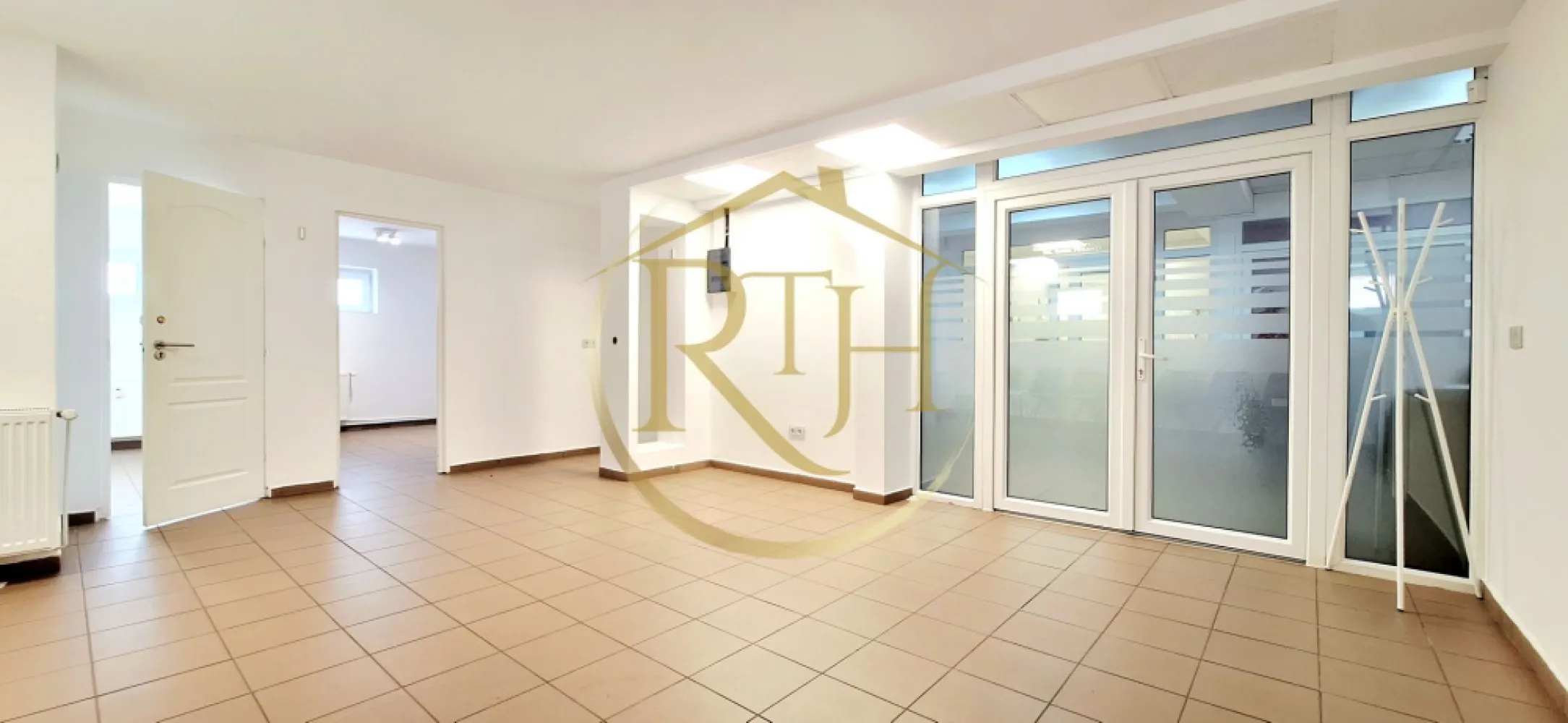 Spațiu comercial SAD de închiriat – Calea Martirilor, Timișoara, 0% comision - Spațiu comercial SAD de închiriat, situat într-o zonă foarte bine poziționată din Timișoara, pe Calea Martirilor, la parterul unui bloc în care funcționează deja mai multe spații cu diverse activități comerciale și de servicii. Zona beneficiază de acces facil, vizibilitate bună și trafic constant, fiind ideală pentru desfășurarea unei game variate de activități profesionale și comerciale.

Spațiul are o suprafață utilă de 53 mp și o suprafață construită de 60 mp, fiind compartimentat practic și eficient în două încăperi mai mici și o încăpere principală mai generoasă, la care se adaugă grup sanitar și spațiu de depozitare. Compartimentarea permite adaptarea ușoară în funcție de necesitățile viitorului chiriaș, oferind atât zone pentru lucru individual sau birouri, cât și spațiu pentru recepție, sală de așteptare sau activități comerciale.
Poziționarea reprezintă unul dintre principalele avantaje ale proprietății, spațiul aflându-se la doar 2 minute de Lidl, la aproximativ 5 minute de Spitalul Județean și foarte aproape de mijloacele de transport în comun, ceea ce îl face ușor accesibil atât pentru clienți, cât și pentru angajați. Zona este una activă și bine dezvoltată, cu numeroase blocuri de locuințe și puncte de interes în apropiere.
Datorită compartimentării și amplasării, spațiul este potrivit pentru multiple activități precum cabinete medicale, cabinete veterinare, birouri, contabilitate, consultanță, salon de înfrumusețare, cosmetică, salon de masaj, agenție imobiliară, showroom, activități de servicii, meditații sau alte activități comerciale și profesionale.
Spatiul se inchiriaza nemobilat .

Vizionare online : 
Prețul chiriei este de 850 euro/lună, ușor negociabil, iar garanția este echivalentul unei luni de chirie. 0% comision .
Vizionare online : https://youtu.be/0sRJIi4aSlc?is=u7c-IIGEPhQoSyxu
Proprietatea este reprezentată de RealTimHouse.ro – Un pas spre un loc doar al tău!