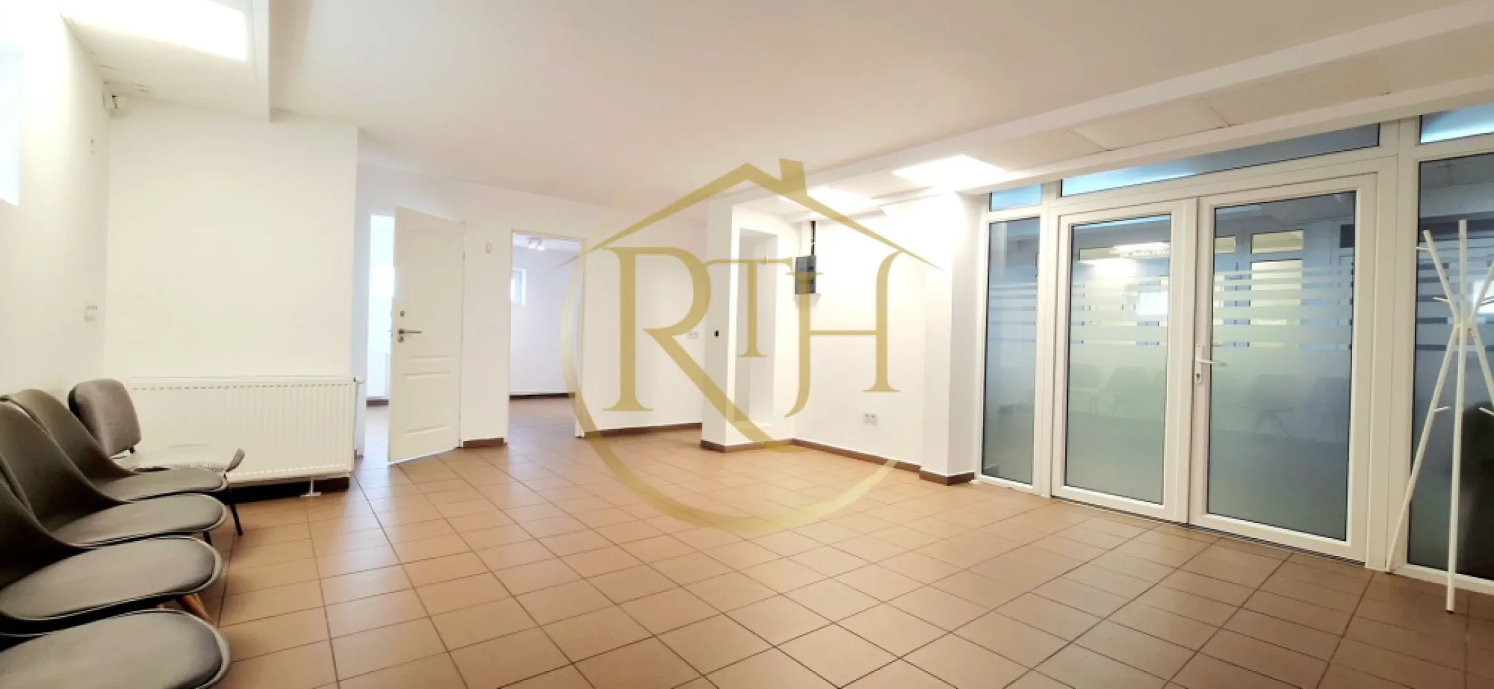 Spațiu comercial SAD de închiriat – Calea Martirilor, Timișoara, 0% comision - Spațiu comercial SAD de închiriat, situat într-o zonă foarte bine poziționată din Timișoara, pe Calea Martirilor, la parterul unui bloc în care funcționează deja mai multe spații cu diverse activități comerciale și de servicii. Zona beneficiază de acces facil, vizibilitate bună și trafic constant, fiind ideală pentru desfășurarea unei game variate de activități profesionale și comerciale.

Spațiul are o suprafață utilă de 53 mp și o suprafață construită de 60 mp, fiind compartimentat practic și eficient în două încăperi mai mici și o încăpere principală mai generoasă, la care se adaugă grup sanitar și spațiu de depozitare. Compartimentarea permite adaptarea ușoară în funcție de necesitățile viitorului chiriaș, oferind atât zone pentru lucru individual sau birouri, cât și spațiu pentru recepție, sală de așteptare sau activități comerciale.
Poziționarea reprezintă unul dintre principalele avantaje ale proprietății, spațiul aflându-se la doar 2 minute de Lidl, la aproximativ 5 minute de Spitalul Județean și foarte aproape de mijloacele de transport în comun, ceea ce îl face ușor accesibil atât pentru clienți, cât și pentru angajați. Zona este una activă și bine dezvoltată, cu numeroase blocuri de locuințe și puncte de interes în apropiere.
Datorită compartimentării și amplasării, spațiul este potrivit pentru multiple activități precum cabinete medicale, cabinete veterinare, birouri, contabilitate, consultanță, salon de înfrumusețare, cosmetică, salon de masaj, agenție imobiliară, showroom, activități de servicii, meditații sau alte activități comerciale și profesionale.
Spatiul se inchiriaza nemobilat .

Vizionare online : 
Prețul chiriei este de 850 euro/lună, ușor negociabil, iar garanția este echivalentul unei luni de chirie. 0% comision .
Vizionare online : https://youtu.be/0sRJIi4aSlc?is=u7c-IIGEPhQoSyxu
Proprietatea este reprezentată de RealTimHouse.ro – Un pas spre un loc doar al tău!