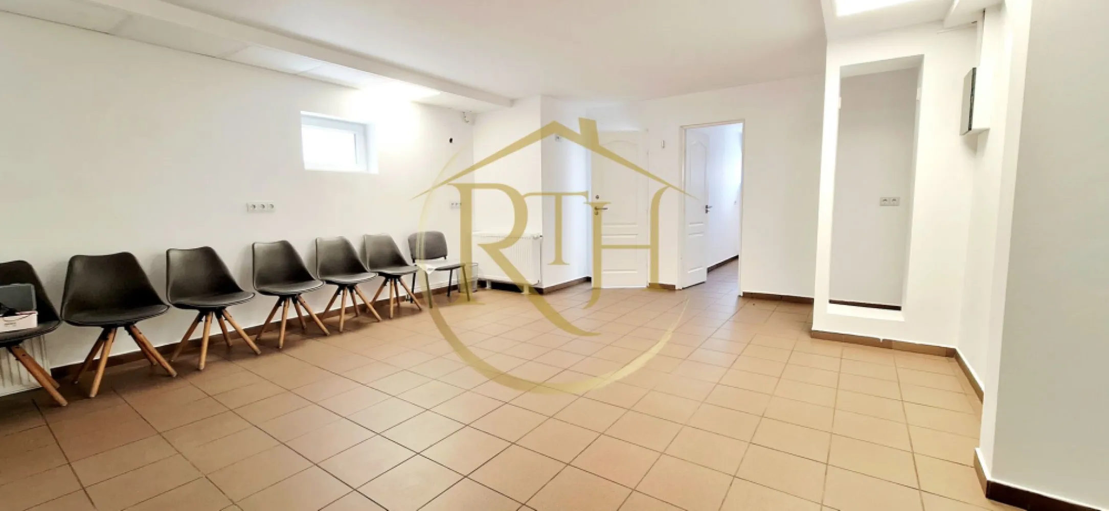Spațiu comercial SAD de închiriat – Calea Martirilor, Timișoara, 0% comision - Spațiu comercial SAD de închiriat, situat într-o zonă foarte bine poziționată din Timișoara, pe Calea Martirilor, la parterul unui bloc în care funcționează deja mai multe spații cu diverse activități comerciale și de servicii. Zona beneficiază de acces facil, vizibilitate bună și trafic constant, fiind ideală pentru desfășurarea unei game variate de activități profesionale și comerciale.

Spațiul are o suprafață utilă de 53 mp și o suprafață construită de 60 mp, fiind compartimentat practic și eficient în două încăperi mai mici și o încăpere principală mai generoasă, la care se adaugă grup sanitar și spațiu de depozitare. Compartimentarea permite adaptarea ușoară în funcție de necesitățile viitorului chiriaș, oferind atât zone pentru lucru individual sau birouri, cât și spațiu pentru recepție, sală de așteptare sau activități comerciale.
Poziționarea reprezintă unul dintre principalele avantaje ale proprietății, spațiul aflându-se la doar 2 minute de Lidl, la aproximativ 5 minute de Spitalul Județean și foarte aproape de mijloacele de transport în comun, ceea ce îl face ușor accesibil atât pentru clienți, cât și pentru angajați. Zona este una activă și bine dezvoltată, cu numeroase blocuri de locuințe și puncte de interes în apropiere.
Datorită compartimentării și amplasării, spațiul este potrivit pentru multiple activități precum cabinete medicale, cabinete veterinare, birouri, contabilitate, consultanță, salon de înfrumusețare, cosmetică, salon de masaj, agenție imobiliară, showroom, activități de servicii, meditații sau alte activități comerciale și profesionale.
Spatiul se inchiriaza nemobilat .

Vizionare online : 
Prețul chiriei este de 850 euro/lună, ușor negociabil, iar garanția este echivalentul unei luni de chirie. 0% comision .
Vizionare online : https://youtu.be/0sRJIi4aSlc?is=u7c-IIGEPhQoSyxu
Proprietatea este reprezentată de RealTimHouse.ro – Un pas spre un loc doar al tău!