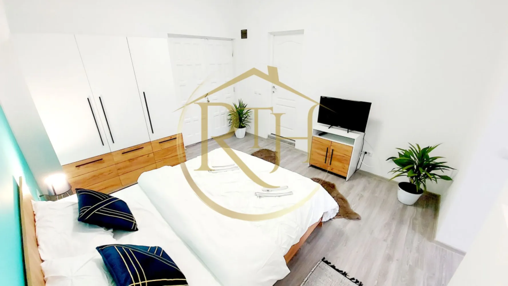Cazare Clisura Dunarii, Moldova Noua, Apartament 2 camere zona Centrala - Cazare pe Clisura Dunării – Moldova Nouă, Caraș-Severin

Vă așteptăm să petreceți câteva zile de relaxare într-un apartament nou, modern și complet utilat, situat în Moldova Nouă, pe spectaculoasa Clisură a Dunării, una dintre cele mai frumoase zone turistice din Banat.

Apartamentul are 2 camere și este ideal pentru familii, cupluri sau grupuri restrânse, având o capacitate de până la 4 persoane. Este compus din dormitor cu pat matrimonial, living spațios, baie proprie și mini bucătărie utilată pentru un sejur confortabil.

Facilități oferite:

Pat matrimonial pentru 2 persoane;
Colțar extensibil pentru 2 persoane;
2 televizoare;
Cablu TV și internet Wi-Fi;
Aer condiționat rece/cald;
Mini bucătărie dotată cu cuptor cu microunde, espressor de cafea și mini frigider;
Baie cu duș;

Apartamentul este amplasat într-o zonă excelentă pentru explorarea obiectivelor turistice din Clisura Dunării:

Clisura Dunării;
Cascadele Modăvița și Burăul Mare;
Peștera Grota Haiducilor;
Peștera Gaura cu Muscă;
Cetatea Sfântului Ladislau;
Stânca Babacaia;
Insula Ostrov, cunoscută pentru caii sălbatici;
Cetatea Golubac, aflată pe malul sârbesc al Dunării;
Plimbări cu barca și apusuri spectaculoase pe Dunăre.

În apropiere găsiți restaurante și localuri unde vă puteți relaxa și servi preparate tradiționale:

Popasul Modăvița;
Mili Grill;
Smile Danube;
Club Park Place.

Video prezentare apartament:
https://youtu.be/5R4A6nXY0eY

Video Cascadele Burăul Mare și Modăvița:
https://youtu.be/UwdHNjnRTk4?feature=shared

Prețurile pornesc de la 250 lei/noapte și pot varia în funcție de perioada aleasă și de numărul de persoane cazate. Capacitate maximă: 4 adulți. Sejur minim: 2 nopți.

Rezervări și informații:
0763 810 342

Vă așteptăm cu drag la Clisura Dunării pentru un sejur liniștit, peisaje spectaculoase și experiențe memorabile!