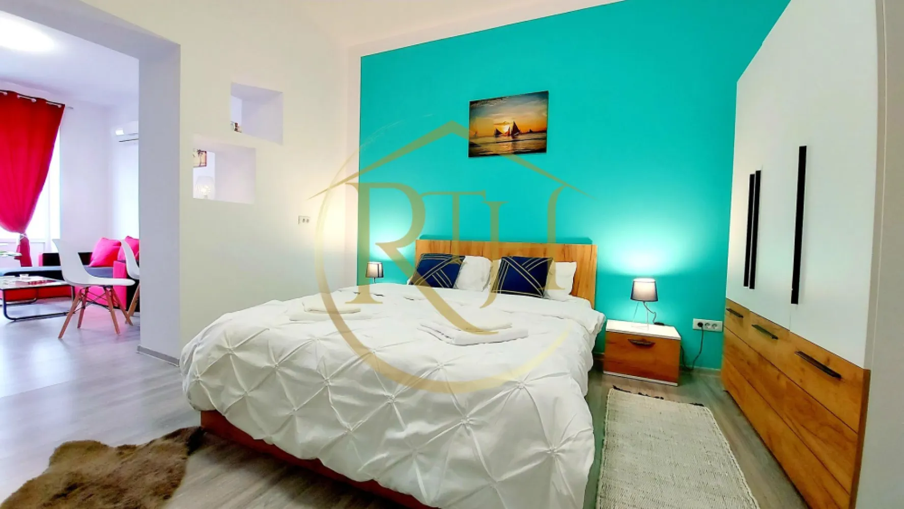 Cazare Clisura Dunarii, Moldova Noua, Apartament 2 camere zona Centrala - Cazare pe Clisura Dunării – Moldova Nouă, Caraș-Severin

Vă așteptăm să petreceți câteva zile de relaxare într-un apartament nou, modern și complet utilat, situat în Moldova Nouă, pe spectaculoasa Clisură a Dunării, una dintre cele mai frumoase zone turistice din Banat.

Apartamentul are 2 camere și este ideal pentru familii, cupluri sau grupuri restrânse, având o capacitate de până la 4 persoane. Este compus din dormitor cu pat matrimonial, living spațios, baie proprie și mini bucătărie utilată pentru un sejur confortabil.

Facilități oferite:

Pat matrimonial pentru 2 persoane;
Colțar extensibil pentru 2 persoane;
2 televizoare;
Cablu TV și internet Wi-Fi;
Aer condiționat rece/cald;
Mini bucătărie dotată cu cuptor cu microunde, espressor de cafea și mini frigider;
Baie cu duș;

Apartamentul este amplasat într-o zonă excelentă pentru explorarea obiectivelor turistice din Clisura Dunării:

Clisura Dunării;
Cascadele Modăvița și Burăul Mare;
Peștera Grota Haiducilor;
Peștera Gaura cu Muscă;
Cetatea Sfântului Ladislau;
Stânca Babacaia;
Insula Ostrov, cunoscută pentru caii sălbatici;
Cetatea Golubac, aflată pe malul sârbesc al Dunării;
Plimbări cu barca și apusuri spectaculoase pe Dunăre.

În apropiere găsiți restaurante și localuri unde vă puteți relaxa și servi preparate tradiționale:

Popasul Modăvița;
Mili Grill;
Smile Danube;
Club Park Place.

Video prezentare apartament:
https://youtu.be/5R4A6nXY0eY

Video Cascadele Burăul Mare și Modăvița:
https://youtu.be/UwdHNjnRTk4?feature=shared

Prețurile pornesc de la 250 lei/noapte și pot varia în funcție de perioada aleasă și de numărul de persoane cazate. Capacitate maximă: 4 adulți. Sejur minim: 2 nopți.

Rezervări și informații:
0763 810 342

Vă așteptăm cu drag la Clisura Dunării pentru un sejur liniștit, peisaje spectaculoase și experiențe memorabile!