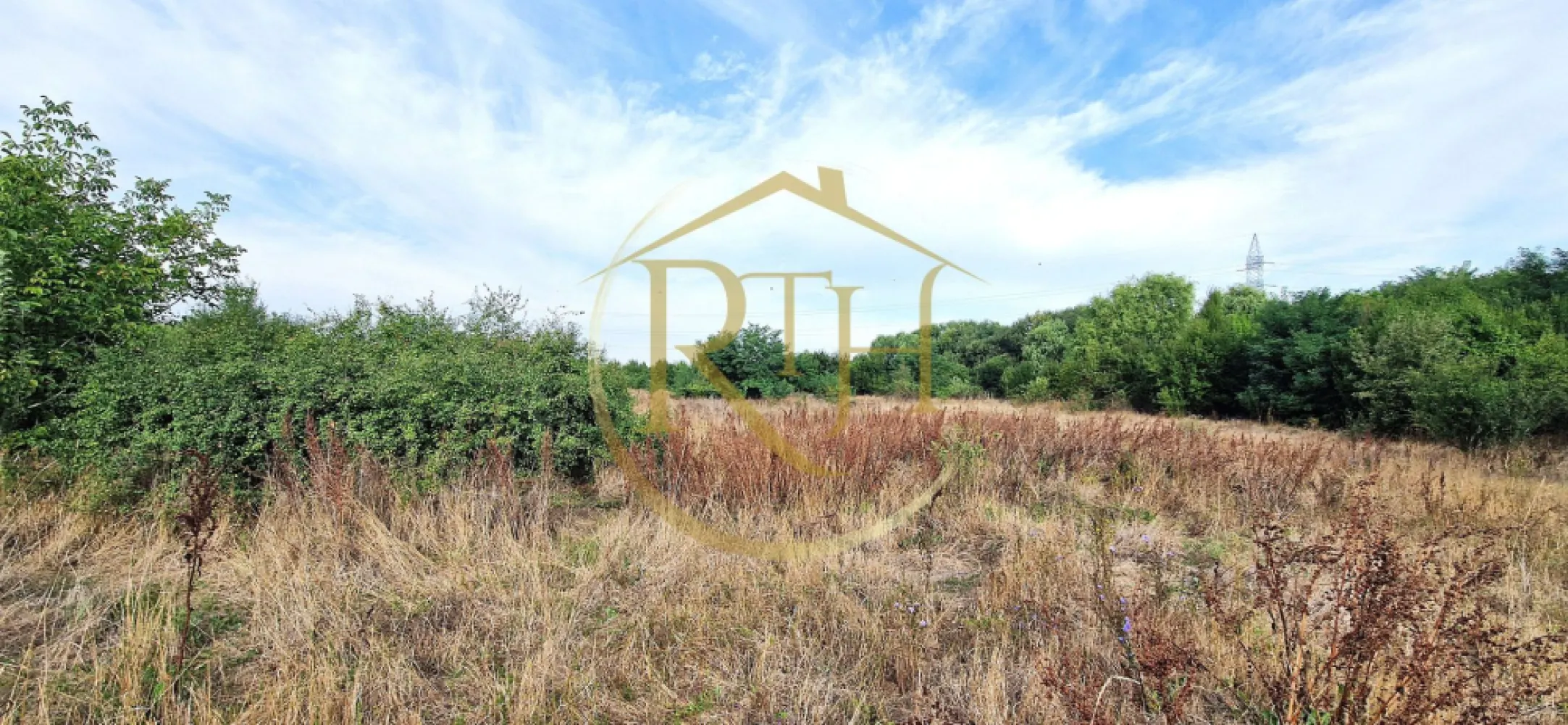 Teren de vânzare – 11.273 mp – zona Plopi, Timișoara Sud. - Se oferă spre vânzare un teren amplasat în cartierul Plopi, zona de sud a municipiului Timișoara, într-un cadru natural liniștit, dar cu acces rapid către principalele puncte de interes din oraș. Proprietatea se află în apropierea centurii de sud, ceea ce îi conferă o conectivitate excelentă și un potențial ridicat de dezvoltare imobiliară.

Date tehnice și urbanistice:

Suprafață totală: 11.273 mp
Front stradal: 42 metri liniari
Categoria: extravilan, cu posibilitate de trecere în intravilan
Regim urbanistic conform PUG: zonă destinată construcțiilor cu regim redus de înălțime (P+1+M)
POT: 35%
CUT: 0,9
Acces pe drum pietruit aflat în stare bună

Avantaje și localizare:

Terenul beneficiază de acces facil către noul Campus Universitar de Medicină, aflat în prezent în construcție, unul dintre cele mai importante proiecte educaționale și de infrastructură ale Timișoarei. Această proximitate oferă un avantaj competitiv semnificativ pentru investiții viitoare, prin creșterea atractivității zonei și a valorii proprietăților din jur.

De asemenea, amplasamentul oferă acces rapid către centura de sud a Timișoarei, facilitând deplasarea către principalele direcții: Moșnița Veche, Ghiroda, Calea Buziașului și alte zone de interes economic și rezidențial.
Zona este caracterizată de tranquilitate, spații verzi și un cadru natural echilibrat, potrivit pentru proiecte de locuințe individuale sau mici ansambluri rezidențiale.

Oportunitate de investiție:

Pentru dezvoltatori sau investitori interesați, există posibilitatea comasării terenului cu parcelele învecinată, având CF-uri separate ajunganduse mp, ceea ce permite obținerea unei suprafețe totale de peste 18.500 mp — ideală pentru un proiect rezidențial integrat.

Observații suplimentare

Terenul nu este împrejmuit și nu dispune momentan de utilități racordate, însă acestea se află în proximitate. Zona se află în plin proces de urbanizare, cu multiple proiecte noi în derulare, inclusiv campusul universitar și infrastructura aferentă. Datorită acestor dezvoltări, proprietatea reprezintă o oportunitate excelentă pentru investiție strategică în zona de sud a Timișoarei.
Proprietatea este reprezentată de RealTimHouse.ro – Un pas spre un loc doar al tău. 
Pentru mai multe detalii sau programarea unei vizionări, nu ezitați să ne contactați.