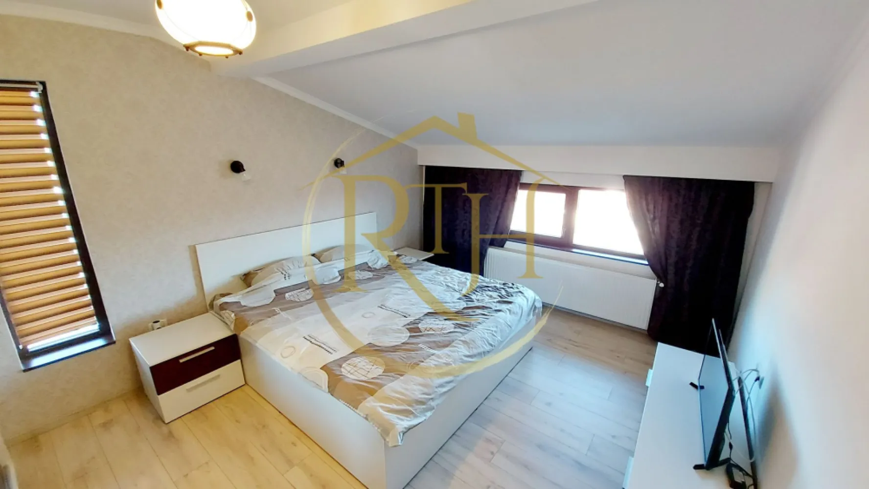 Oferim spre inchiriere apartament cu 2 camere, zona Centrala, Giroc - Oferim spre inchiriere apartament cu 2 camere, spațios și modern, situat în zona Centrala a Giroc, la etajul 2 al unui bloc nou, zonă excelentă, aproape de Primărie, Biserică, Școală, magazine și mijloace de transport în comun.
Locuința este perfect compartimentată și mobilată complet, fiind ideală pentru un cuplu, două fete, doi băieți sau o familie de maximum trei persoane. Dispune de două dormitoare dotate cu pat matrimonial confortabil, canapea coltar și dulapuri încăpătoare pentru depozitare eficientă. Bucătăria spatioasa, modernă, echipată cu electrocasnice noi: plită electrică, aragaz electric, hotă, frigider și mașină de spălat haine, etc. Baia este prevăzută cu cadă, oferind un plus de confort.
Apartamentul beneficiază de încălzire prin centrală proprie pe gaz și aer condiționat, asigurând astfel confort termic pe tot parcursul anului. De asemenea, locatarii au la dispoziție un loc de parcare în curtea privată a blocului, facilitând accesul rapid și sigur.
Se închiriază exclusiv pentru persoane adulte, cupluri etc . Nu se accepta animale de companie .
Vizionare Online : https://youtu.be/7bg3zjjsObk?is=lcxf_8LMyy0ZkFlc
Prețul chiriei este de 350 euro/lună, cu garanție în valoare de 350 euro și comision agenție.
Proprietate reprezentată de RealTimHouse.ro – Un pas spre un loc doar al tău!
