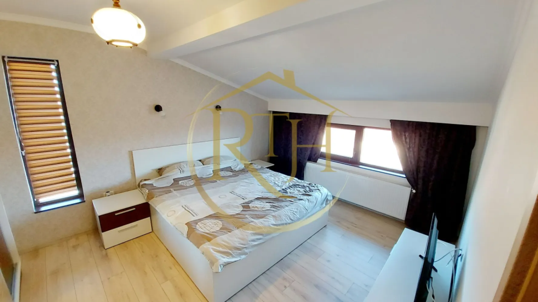 Oferim spre inchiriere apartament cu 2 camere, zona Centrala, Giroc - Oferim spre inchiriere apartament cu 2 camere, spațios și modern, situat în zona Centrala a Giroc, la etajul 2 al unui bloc nou, zonă excelentă, aproape de Primărie, Biserică, Școală, magazine și mijloace de transport în comun.
Locuința este perfect compartimentată și mobilată complet, fiind ideală pentru un cuplu, două fete, doi băieți sau o familie de maximum trei persoane. Dispune de două dormitoare dotate cu pat matrimonial confortabil, canapea coltar și dulapuri încăpătoare pentru depozitare eficientă. Bucătăria spatioasa, modernă, echipată cu electrocasnice noi: plită electrică, aragaz electric, hotă, frigider și mașină de spălat haine, etc. Baia este prevăzută cu cadă, oferind un plus de confort.
Apartamentul beneficiază de încălzire prin centrală proprie pe gaz și aer condiționat, asigurând astfel confort termic pe tot parcursul anului. De asemenea, locatarii au la dispoziție un loc de parcare în curtea privată a blocului, facilitând accesul rapid și sigur.
Se închiriază exclusiv pentru persoane adulte, cupluri etc . Nu se accepta animale de companie .
Vizionare Online : https://youtu.be/7bg3zjjsObk?is=lcxf_8LMyy0ZkFlc
Prețul chiriei este de 350 euro/lună, cu garanție în valoare de 350 euro și comision agenție.
Proprietate reprezentată de RealTimHouse.ro – Un pas spre un loc doar al tău!