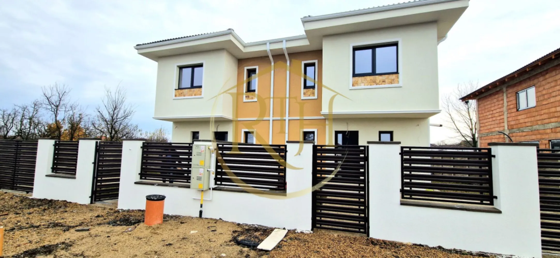 Duplex de vanzare cu 4 camere,2 bai,250 mp teren-Mosnita Veche zona Centrala. - Vânzare duplex 4 camere – Moșnița Veche

Proprietate complet finisată sau varianta la roșu – posibilitatea de a vă personaliza locuința!

Vă prezentăm un duplex modern și bine structurat, situat în Moșnița Veche, într-o poziție centrală, extrem de convenabilă pentru viața de zi cu zi. Proprietatea se află la doar 2 minute de mers pe jos de școală, biserică, supermarket, pizzerie, frizerie, florărie și alte servicii utile, oferind acces rapid la tot ceea ce aveți nevoie.

Detalii proprietate

Suprafață utilă: 116 mp

Suprafață teren: 250 mp

Terasă: 10 mp

Compartimentare gândită pentru confort
Parter:

Hol de intrare spațios
Bucătărie luminoasă, cu acces direct la terasă
Living generos, ideal pentru zona de zi
Baie modernă
Cameră tehnică / spațiu depozitare

Etaj:

3 dormitoare bine proporționate
Dressing separat
Baie
(Ideale pentru familii care apreciază intimitatea și spațiul bine optimizat.)

Exterior și facilități

Curte amenajată cu gazon și pavaj, pregătită pentru relaxare
Locuri de parcare în curte
Terasă de 10 mp, perfectă pentru timp petrecut în aer liber

Dotări și beneficii tehnice

Încălzire în pardoseală cu centrală proprie
Izolație fonică ce asigură confort acustic
Geamuri termopan de calitate superioară – Salamander
Toate utilitățile: apă, canalizare, gaz, curent
Construcție solidă, realizată cu materiale moderne și eficiente energetic

Variantă disponibilă și în stadiul “la roșu”

Pe lângă unitatea complet finisată, există și varianta la roșu, oferind avantajul de a vă alege singuri finisajele interioare (gresie, faianță, parchet, uși, obiecte sanitare etc.), astfel încât locuința să reflecte exact stilul și preferințele dumneavoastră.
Această opțiune este ideală pentru cei care își doresc un cămin personalizat până în cele mai mici detalii.
Preț: 174.900 €, comision ,,0''
Proprietate reprezentată de RealTimHouse.ro – Un pas spre un loc doar al tău!