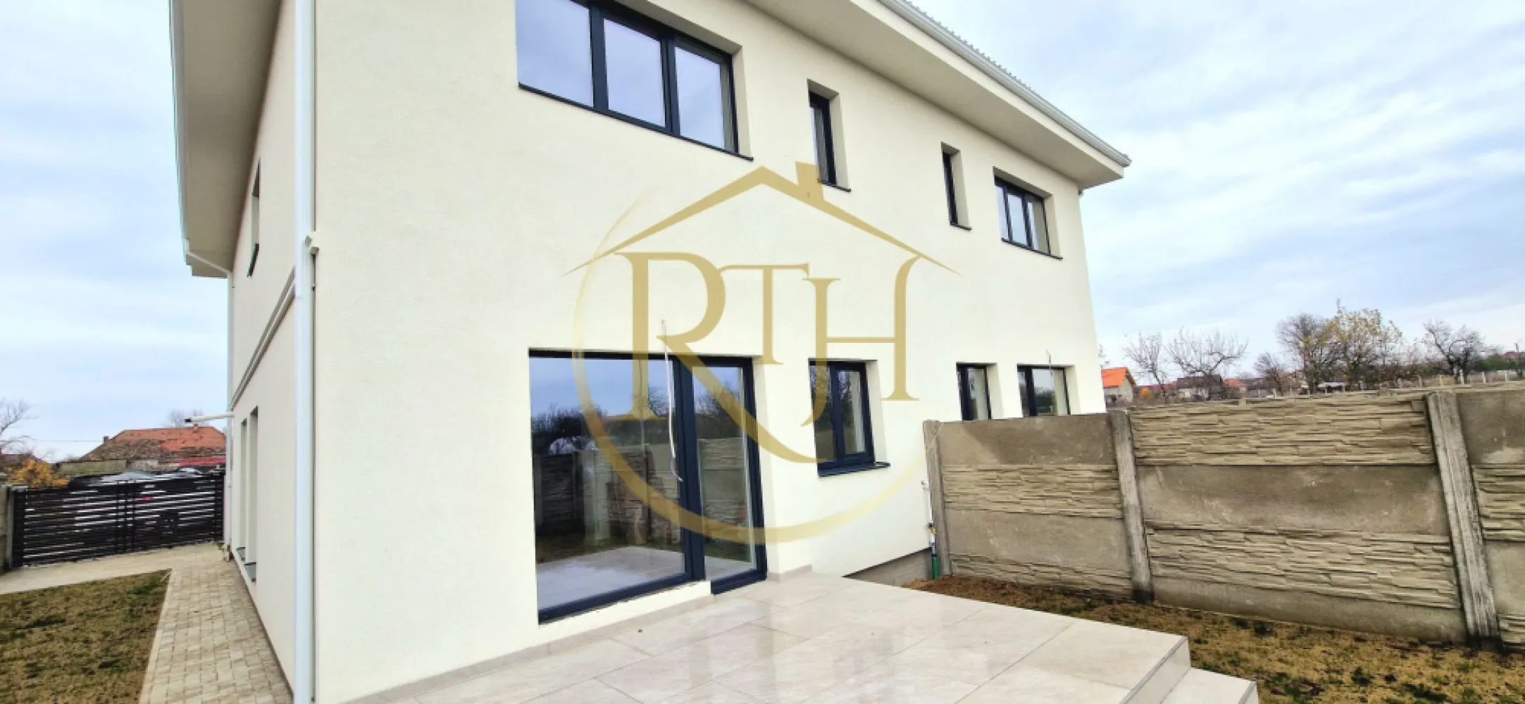Duplex de vanzare cu 4 camere,2 bai,250 mp teren-Mosnita Veche zona Centrala. - Vânzare duplex 4 camere – Moșnița Veche

Proprietate complet finisată sau varianta la roșu – posibilitatea de a vă personaliza locuința!

Vă prezentăm un duplex modern și bine structurat, situat în Moșnița Veche, într-o poziție centrală, extrem de convenabilă pentru viața de zi cu zi. Proprietatea se află la doar 2 minute de mers pe jos de școală, biserică, supermarket, pizzerie, frizerie, florărie și alte servicii utile, oferind acces rapid la tot ceea ce aveți nevoie.

Detalii proprietate

Suprafață utilă: 116 mp

Suprafață teren: 250 mp

Terasă: 10 mp

Compartimentare gândită pentru confort
Parter:

Hol de intrare spațios
Bucătărie luminoasă, cu acces direct la terasă
Living generos, ideal pentru zona de zi
Baie modernă
Cameră tehnică / spațiu depozitare

Etaj:

3 dormitoare bine proporționate
Dressing separat
Baie
(Ideale pentru familii care apreciază intimitatea și spațiul bine optimizat.)

Exterior și facilități

Curte amenajată cu gazon și pavaj, pregătită pentru relaxare
Locuri de parcare în curte
Terasă de 10 mp, perfectă pentru timp petrecut în aer liber

Dotări și beneficii tehnice

Încălzire în pardoseală cu centrală proprie
Izolație fonică ce asigură confort acustic
Geamuri termopan de calitate superioară – Salamander
Toate utilitățile: apă, canalizare, gaz, curent
Construcție solidă, realizată cu materiale moderne și eficiente energetic

Variantă disponibilă și în stadiul “la roșu”

Pe lângă unitatea complet finisată, există și varianta la roșu, oferind avantajul de a vă alege singuri finisajele interioare (gresie, faianță, parchet, uși, obiecte sanitare etc.), astfel încât locuința să reflecte exact stilul și preferințele dumneavoastră.
Această opțiune este ideală pentru cei care își doresc un cămin personalizat până în cele mai mici detalii.
Preț: 174.900 €, comision ,,0''
Proprietate reprezentată de RealTimHouse.ro – Un pas spre un loc doar al tău!
