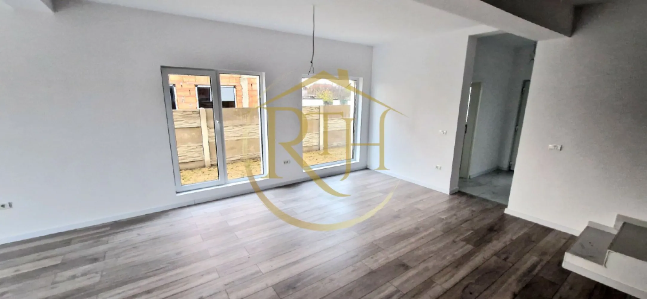 Duplex de vanzare cu 4 camere,2 bai,250 mp teren-Mosnita Veche zona Centrala. - Vânzare duplex 4 camere – Moșnița Veche

Proprietate complet finisată sau varianta la roșu – posibilitatea de a vă personaliza locuința!

Vă prezentăm un duplex modern și bine structurat, situat în Moșnița Veche, într-o poziție centrală, extrem de convenabilă pentru viața de zi cu zi. Proprietatea se află la doar 2 minute de mers pe jos de școală, biserică, supermarket, pizzerie, frizerie, florărie și alte servicii utile, oferind acces rapid la tot ceea ce aveți nevoie.

Detalii proprietate

Suprafață utilă: 116 mp

Suprafață teren: 250 mp

Terasă: 10 mp

Compartimentare gândită pentru confort
Parter:

Hol de intrare spațios
Bucătărie luminoasă, cu acces direct la terasă
Living generos, ideal pentru zona de zi
Baie modernă
Cameră tehnică / spațiu depozitare

Etaj:

3 dormitoare bine proporționate
Dressing separat
Baie
(Ideale pentru familii care apreciază intimitatea și spațiul bine optimizat.)

Exterior și facilități

Curte amenajată cu gazon și pavaj, pregătită pentru relaxare
Locuri de parcare în curte
Terasă de 10 mp, perfectă pentru timp petrecut în aer liber

Dotări și beneficii tehnice

Încălzire în pardoseală cu centrală proprie
Izolație fonică ce asigură confort acustic
Geamuri termopan de calitate superioară – Salamander
Toate utilitățile: apă, canalizare, gaz, curent
Construcție solidă, realizată cu materiale moderne și eficiente energetic

Variantă disponibilă și în stadiul “la roșu”

Pe lângă unitatea complet finisată, există și varianta la roșu, oferind avantajul de a vă alege singuri finisajele interioare (gresie, faianță, parchet, uși, obiecte sanitare etc.), astfel încât locuința să reflecte exact stilul și preferințele dumneavoastră.
Această opțiune este ideală pentru cei care își doresc un cămin personalizat până în cele mai mici detalii.
Preț: 174.900 €, comision ,,0''
Proprietate reprezentată de RealTimHouse.ro – Un pas spre un loc doar al tău!