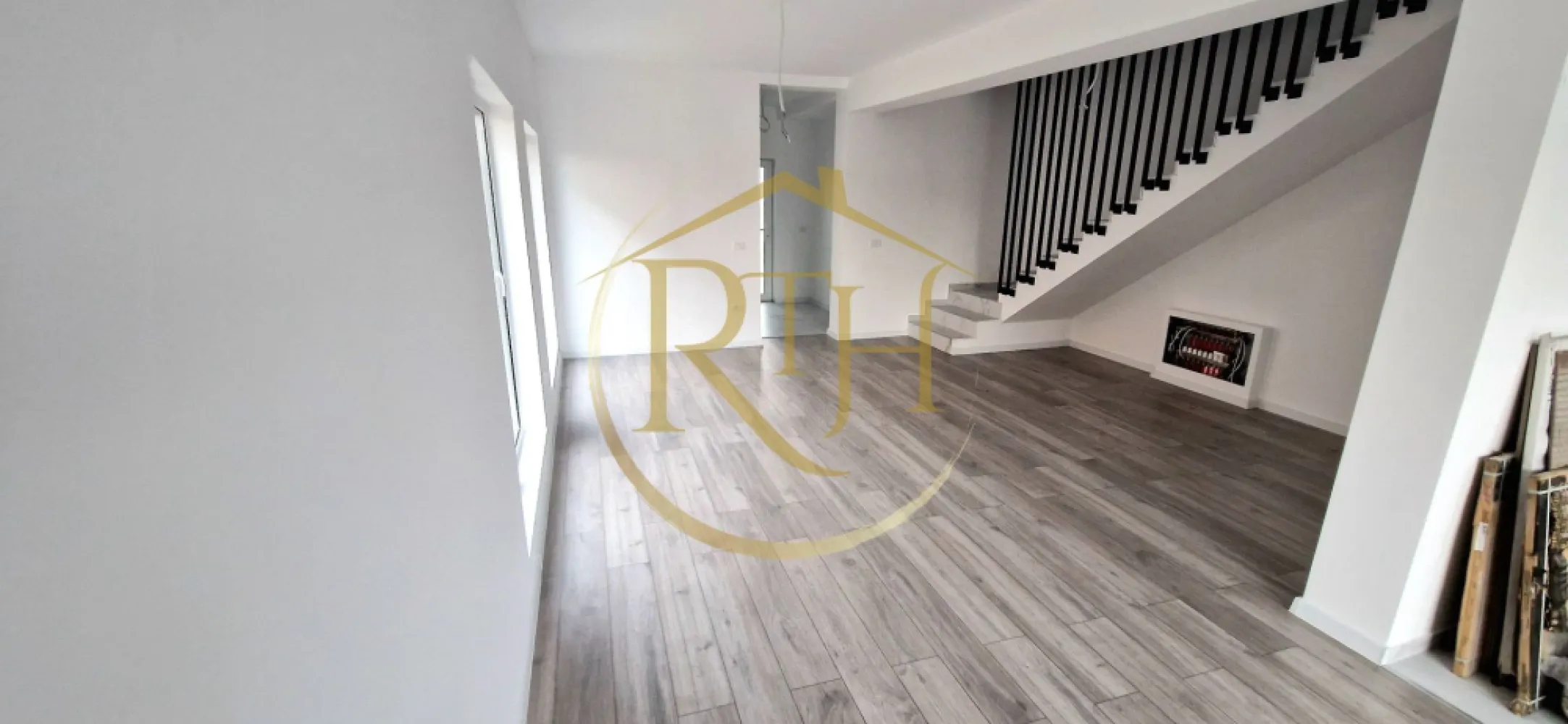 Duplex de vanzare cu 4 camere,2 bai,250 mp teren-Mosnita Veche zona Centrala.