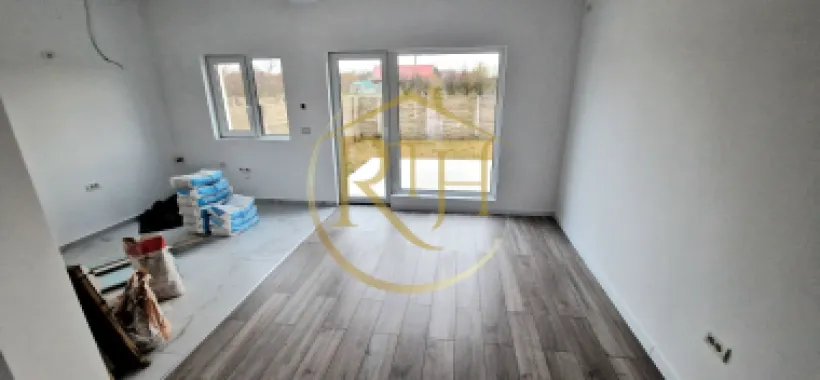Duplex de vanzare cu 4 camere,2 bai,250 mp teren-Mosnita Veche zona Centrala.
