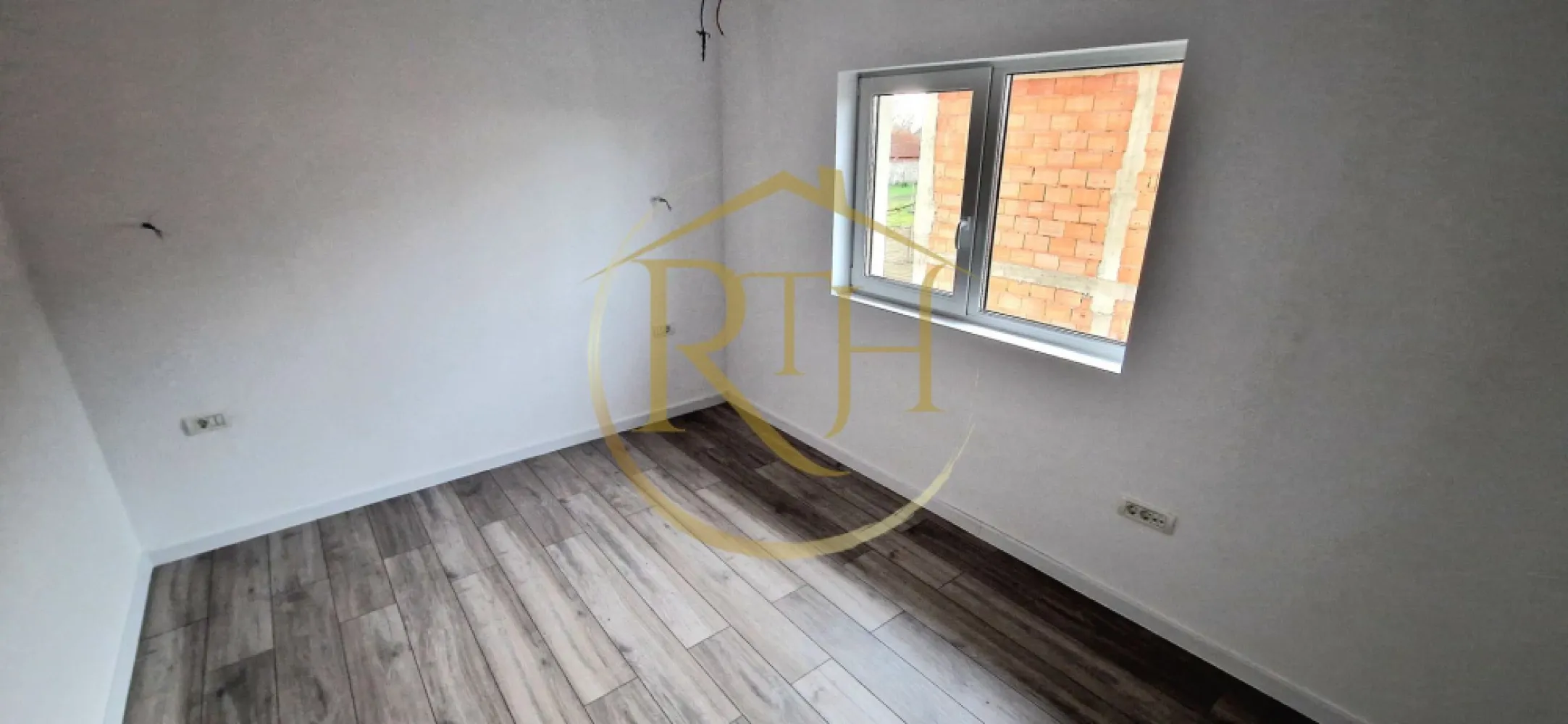 Duplex de vanzare cu 4 camere,2 bai,250 mp teren-Mosnita Veche zona Centrala.