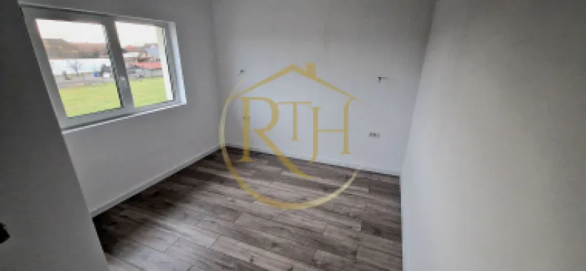 Duplex de vanzare cu 4 camere,2 bai,250 mp teren-Mosnita Veche zona Centrala.