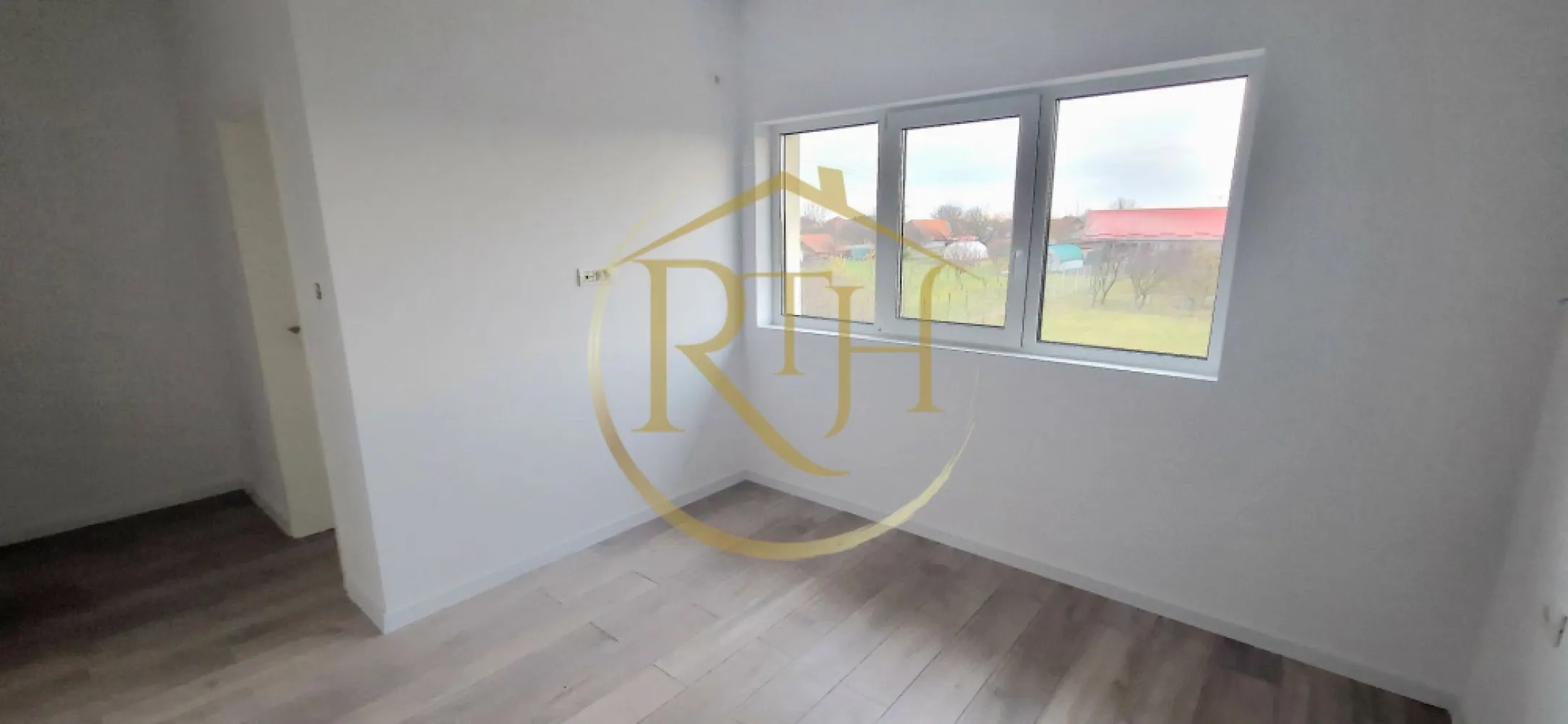 Duplex de vanzare cu 4 camere,2 bai,250 mp teren-Mosnita Veche zona Centrala.