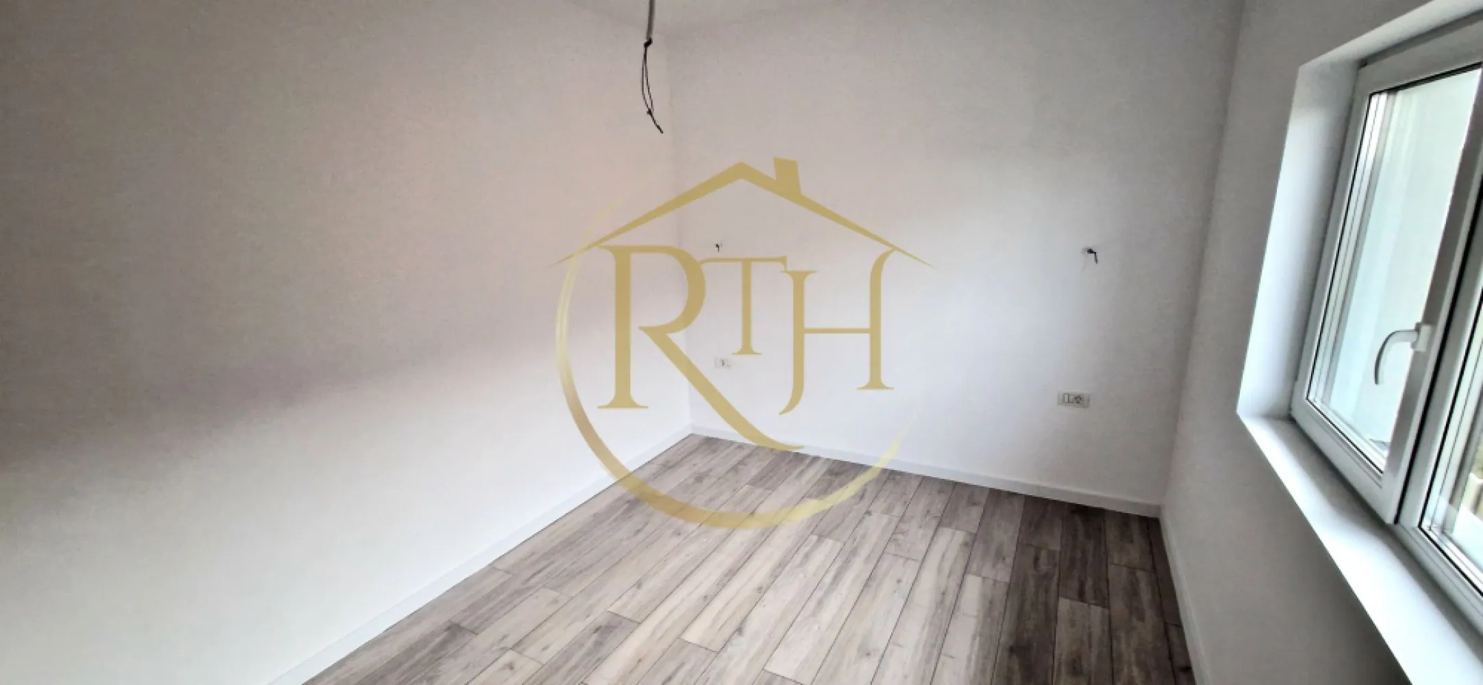 Duplex de vanzare cu 4 camere,2 bai,250 mp teren-Mosnita Veche zona Centrala.