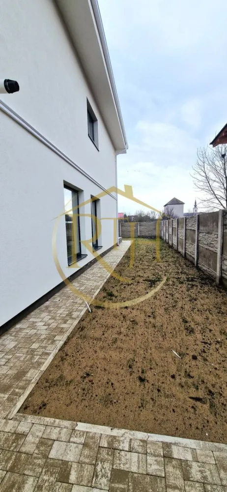Duplex de vanzare cu 4 camere,2 bai,250 mp teren-Mosnita Veche zona Centrala.