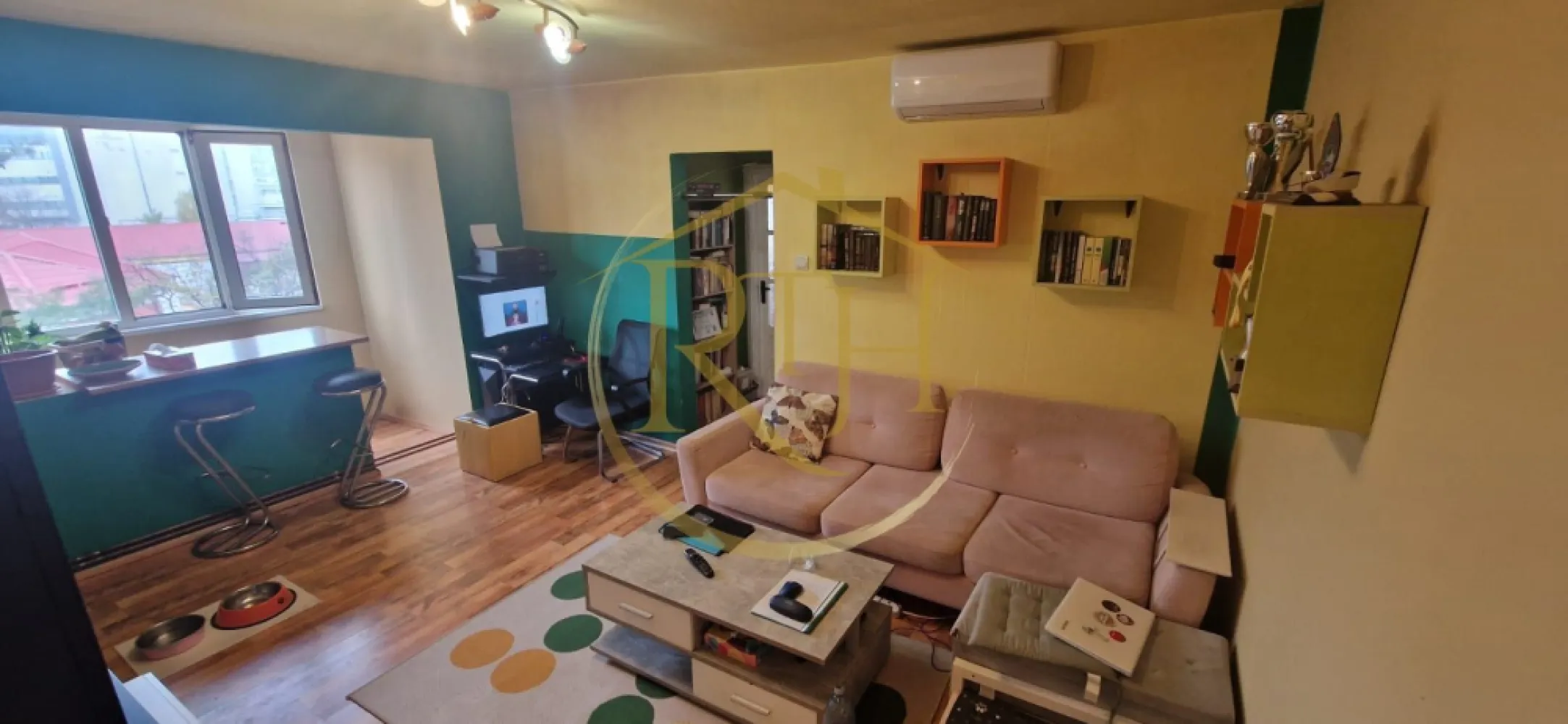 Vand apartament cu 4 camere in zona spitalul judetean,comision ,,0'' - Vând apartament cu 4 camere, semidecomandat, situat într-o zonă centrală, la doar câțiva pași de Spitalul Județean și alte facilități esențiale.
Locație excelentă și accesibilitate:

La doar 1 minut de grădiniță 5 minute de școală, fiind ideal pentru o familie cu copii.
Legături excelente cu mijloacele de transport: tramvai 9, autobuz E2, firobuz 15 și 16.
Aproape de magazine alimentare: Profi, Penny, Carrefour, pentru confortul zilnic.
Zona liniștită și bine conectată la principalele puncte de interes din oraș.

Caracteristici apartament:
Suprafață utilă: 64,56 m²
Compartimentare: Antreu, cameră, bucătărie, baie, living, sas, 2 camere și balcon.
Confort termic: Centrala proprie și climatizare pentru un mediu optim în orice sezon.
Stare: Apartamentul se vinde parțial mobilat și utilat, fiind perfect pentru mutare rapidă sau personalizare.

Posibilități de achiziție:

Se poate cumpăra atât cu bani cash, cât și prin credit ipotecar.

Consultanță financiară gratuită pentru accesarea unui credit ipotecar, oferită prin intermediul unui broker acreditat, pentru a facilita procesul de cumpărare.

Preț: 108.000 EUR ,fără comision agenție!

Proprietatea este reprezentată în exclusivitate de RealTimHouse.ro.

Un pas spre un loc doar al tău!
