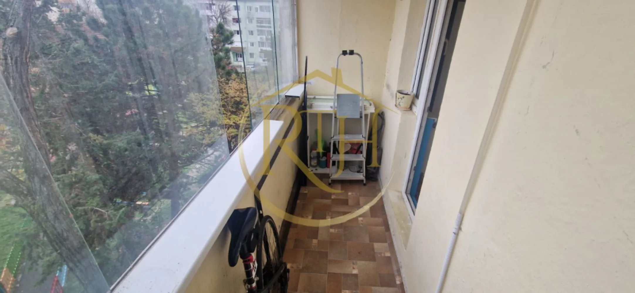 Vand apartament cu 4 camere in zona spitalul judetean,comision ,,0''