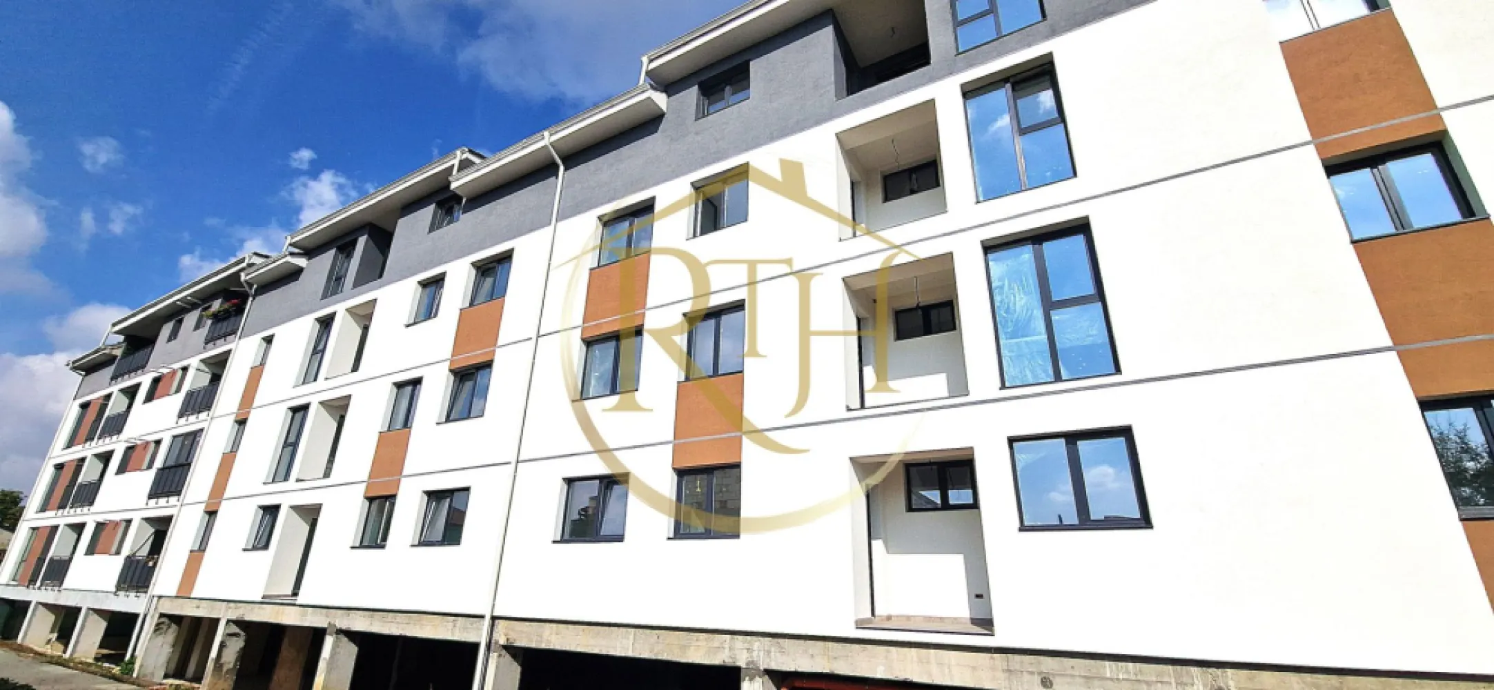 🏡 Apartamente Premium de Vânzare – Zona Lipovei, Timișoara - Descoperă un ansamblu rezidențial exclusivist situat în zona Lipovei, la doar câțiva pași de Pădurea Verde.
Proiectul îmbină armonios liniștea naturii cu eleganța urbană, oferind un standard superior de confort, siguranță și eficiență energetică.
Blocul are regim de înălțime S + P + 2E + M și este construit cu materiale de cea mai bună calitate.

✨ Caracteristici generale:

🧱 Construcție din cărămidă Porotherm de 25 cm, cu izolație termică și fonică superioară
🪜 Lift modern cu acces până la subsolul unde se află parcările
🧤 Tavanele apartamentelor de la mansardă dispun de extraizolație pentru un confort termic ridicat și cheltuieli reduse
🧩 Grinzi izolate cu vată minerală, acoperiș izolat cu spumă poliuretanică, ferestre Velux premium
🚿 Rigips ignifug la mansardă și rigips rezistent la umiditate în băi
⚡ Instalație electrică realizată în copex
🔥 Centrale termice Bosch 24 kW pentru fiecare apartament
🚪 Uși Dierre – antiefracție la intrare și de interior de calitate superioară
🍽️ Bucătării închise – funcționale, moderne și ușor de personalizat
🏗️ Apartamente predate la cheie, cu toate actele la zi și detalii clare privind construcția

🏢 Tipuri de apartamente și compartimentări:

Garsoniere, apartamente cu 2 și 3 camere, precum și apartamente tip penthouse cu terase spațioase și vedere superbă
Suprafețe utile: între 38,60 mp și 85,70 mp
Apartamentele de la parter se vând cu drept de folosință asupra teraselor proprii
🔧 Personalizare completă posibilă în faza de construcție – adaptăm compartimentarea și finisajele în funcție de preferințele clientului

🚗 Facilități și parcări:

Locuri de parcare subterane și supraterane, cu CF separat
Opțional, apartamentele se pot achiziționa și fără loc de parcare
Lift cu acces direct la subsolul cu parcările

🌿 Curte privată cu barieră și zonă de agrement de aproximativ 400 mp destinată relaxării și socializării

💰 Preț și condiții de achiziție:

💵 Preț: 2.100 €/mp + cu TVA la vaoarea veche de 19% !!!
🗓️ Termen de finalizare: între 25 și 75 zile, în funcție de tipul apartamentului ales
💳 Se acceptă plată cash sau credit ipotecar
🤝 Oferim consultanță gratuită pentru obținerea creditelor imobiliare

🌟 Avantaje cheie:

Poziționare ideală – aproape de Pădurea Verde, într-o zonă liniștită și aerisită
Construcție premium, eficientă energetic, cu costuri reduse de întreținere
Izolație superioară între apartamente și între blocuri
Predare la cheie, finisaje premium, posibilitate de personalizare
Perfect atât pentru locuire proprie, cât și pentru investiție sigură

💎 Lipovei Premium Residence – un nou standard de locuire în Timișoara

Alege un apartament premium, construit cu atenție la detalii, materiale de calitate și o viziune orientată spre confort și durabilitate.
Trăiește aproape de natură, într-o comunitate selectă, cu toate avantajele unei locuințe moderne, elegante și sigure.

Proprietatea este reprezentată de RealTimHouse.ro – Un pas spre un loc doar al tău.