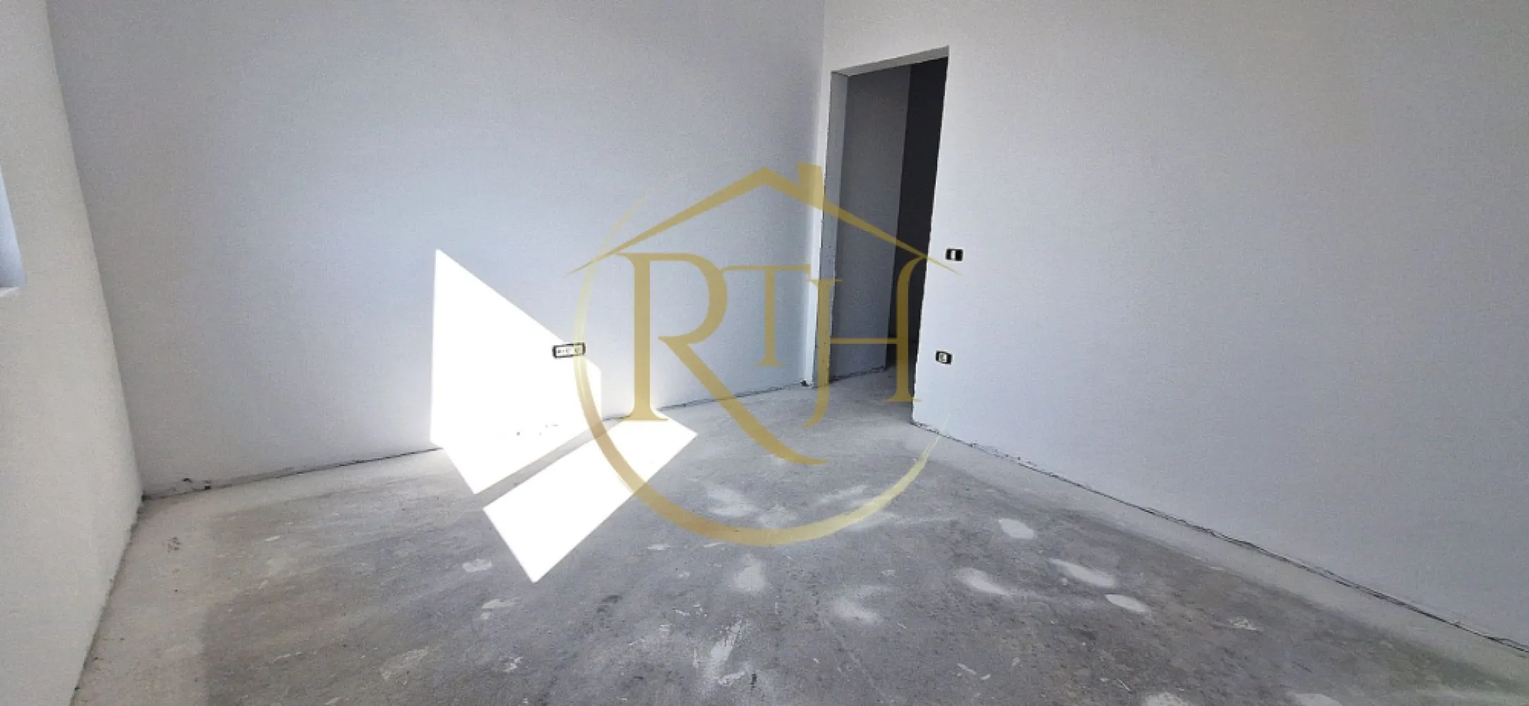 🏡 Apartamente Premium de Vânzare – Zona Lipovei, Timișoara - Descoperă un ansamblu rezidențial exclusivist situat în zona Lipovei, la doar câțiva pași de Pădurea Verde.
Proiectul îmbină armonios liniștea naturii cu eleganța urbană, oferind un standard superior de confort, siguranță și eficiență energetică.
Blocul are regim de înălțime S + P + 2E + M și este construit cu materiale de cea mai bună calitate.

✨ Caracteristici generale:

🧱 Construcție din cărămidă Porotherm de 25 cm, cu izolație termică și fonică superioară
🪜 Lift modern cu acces până la subsolul unde se află parcările
🧤 Tavanele apartamentelor de la mansardă dispun de extraizolație pentru un confort termic ridicat și cheltuieli reduse
🧩 Grinzi izolate cu vată minerală, acoperiș izolat cu spumă poliuretanică, ferestre Velux premium
🚿 Rigips ignifug la mansardă și rigips rezistent la umiditate în băi
⚡ Instalație electrică realizată în copex
🔥 Centrale termice Bosch 24 kW pentru fiecare apartament
🚪 Uși Dierre – antiefracție la intrare și de interior de calitate superioară
🍽️ Bucătării închise – funcționale, moderne și ușor de personalizat
🏗️ Apartamente predate la cheie, cu toate actele la zi și detalii clare privind construcția

🏢 Tipuri de apartamente și compartimentări:

Garsoniere, apartamente cu 2 și 3 camere, precum și apartamente tip penthouse cu terase spațioase și vedere superbă
Suprafețe utile: între 38,60 mp și 85,70 mp
Apartamentele de la parter se vând cu drept de folosință asupra teraselor proprii
🔧 Personalizare completă posibilă în faza de construcție – adaptăm compartimentarea și finisajele în funcție de preferințele clientului

🚗 Facilități și parcări:

Locuri de parcare subterane și supraterane, cu CF separat
Opțional, apartamentele se pot achiziționa și fără loc de parcare
Lift cu acces direct la subsolul cu parcările

🌿 Curte privată cu barieră și zonă de agrement de aproximativ 400 mp destinată relaxării și socializării

💰 Preț și condiții de achiziție:

💵 Preț: 2.100 €/mp + cu TVA la vaoarea veche de 19% !!!
🗓️ Termen de finalizare: între 25 și 75 zile, în funcție de tipul apartamentului ales
💳 Se acceptă plată cash sau credit ipotecar
🤝 Oferim consultanță gratuită pentru obținerea creditelor imobiliare

🌟 Avantaje cheie:

Poziționare ideală – aproape de Pădurea Verde, într-o zonă liniștită și aerisită
Construcție premium, eficientă energetic, cu costuri reduse de întreținere
Izolație superioară între apartamente și între blocuri
Predare la cheie, finisaje premium, posibilitate de personalizare
Perfect atât pentru locuire proprie, cât și pentru investiție sigură

💎 Lipovei Premium Residence – un nou standard de locuire în Timișoara

Alege un apartament premium, construit cu atenție la detalii, materiale de calitate și o viziune orientată spre confort și durabilitate.
Trăiește aproape de natură, într-o comunitate selectă, cu toate avantajele unei locuințe moderne, elegante și sigure.

Proprietatea este reprezentată de RealTimHouse.ro – Un pas spre un loc doar al tău.