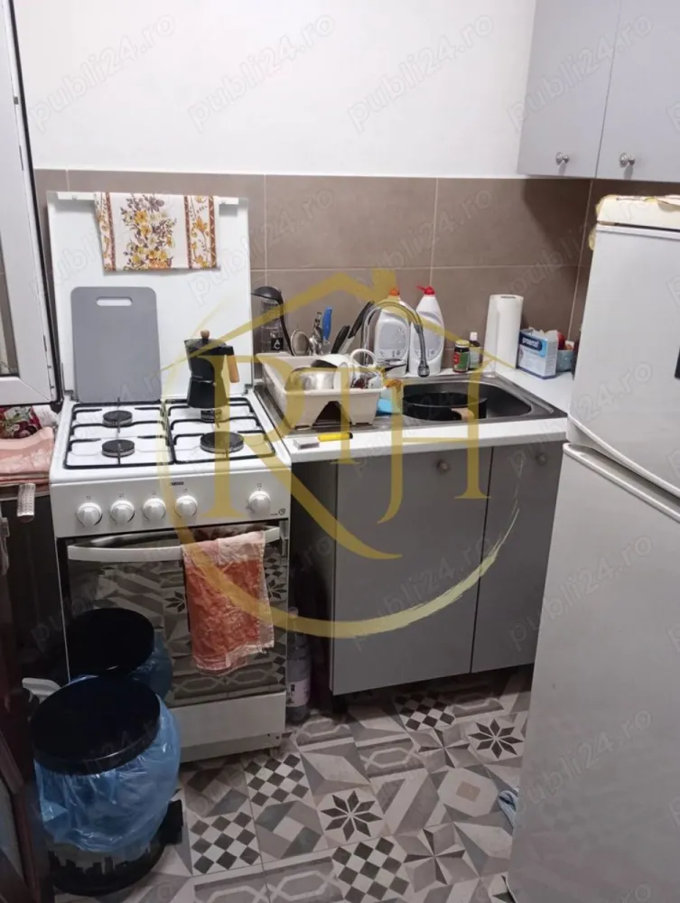Oferim spre vanzare garsoniera, situata la etajul 2, zona Dambovita - Oferim spre vanzare, garsoniera situata la etajul 2 din 4 in zona Dambovita, foarte aproape de Lidl, Piata Flavia, Aurora si mijloace de transport in comun . Garsoniera este compus din hol intrare, camera, baie cu cabina de dus, bucatarie separata, avand suprafata utila de aproximativ 22 mp . 
Se vinde semi-mobilata si utilata . 
Pret : 45500 euro usor negociabil .