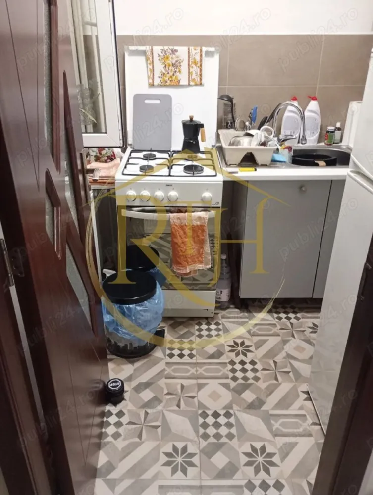 Oferim spre vanzare garsoniera, situata la etajul 2, zona Dambovita - Oferim spre vanzare, garsoniera situata la etajul 2 din 4 in zona Dambovita, foarte aproape de Lidl, Piata Flavia, Aurora si mijloace de transport in comun . Garsoniera este compus din hol intrare, camera, baie cu cabina de dus, bucatarie separata, avand suprafata utila de aproximativ 22 mp . 
Se vinde semi-mobilata si utilata . 
Pret : 45500 euro usor negociabil .