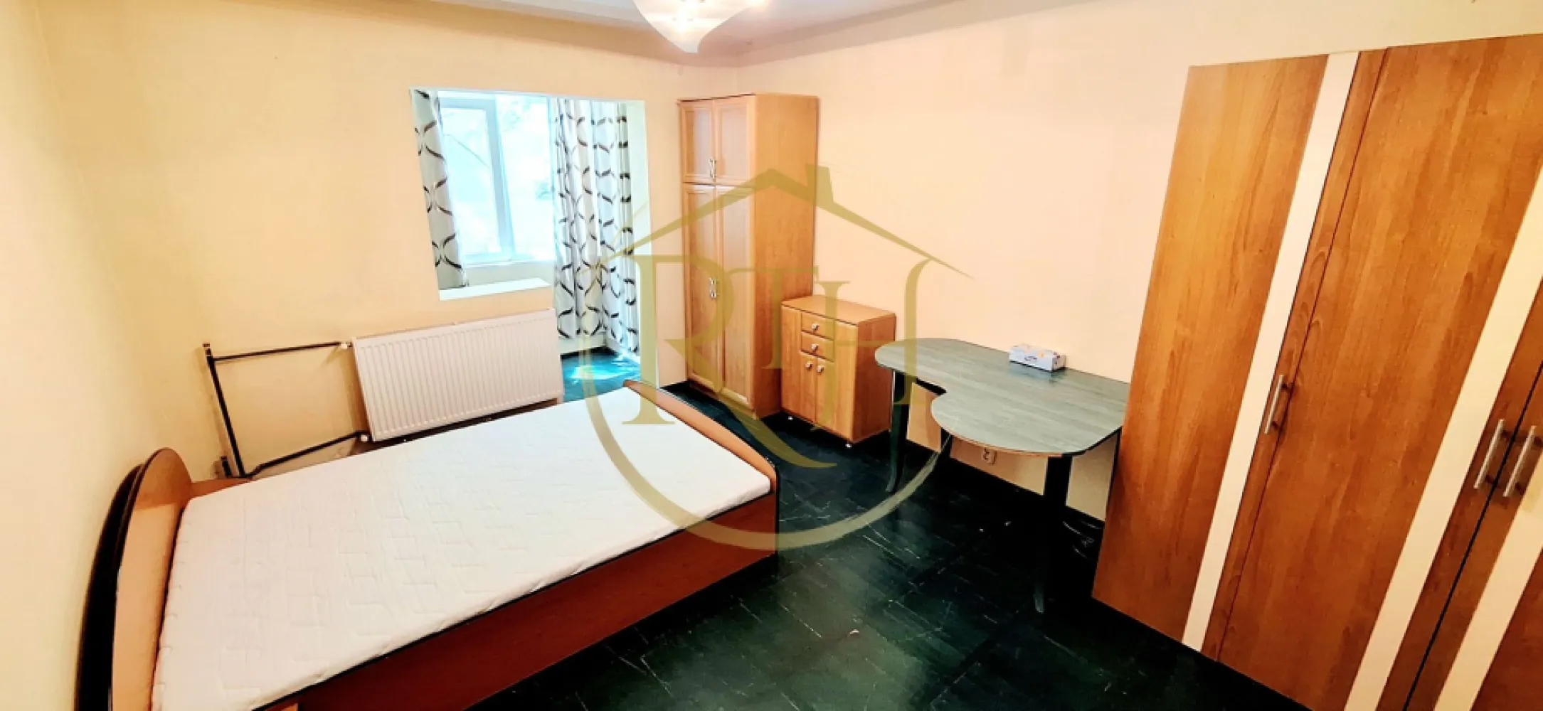 Oferim spre inchiriere apartament 1 camera, decomandat, Complex Studentesc - Oferim spre închiriere un apartament cu 1 cameră, model decomandat, situat la etajul 2, în Complexul Studențesc, pe Intrarea Roma, lângă fostul restaurant Dinar, într-o zonă excelentă, la câțiva pași de toate facultățile. Locația este ideală pentru studenți sau tineri profesioniști care își doresc acces rapid către universități, mijloace de transport și puncte de interes.

Apartamentul este complet mobilat și utilat, fiind foarte bine compartimentat și luminos. Este compus din dormitor confortabil, balcon închis în termopan (ideal pentru depozitare sau relaxare), hol de acces, baie cu cadă și bucătărie separată. Locuința dispune de multiple spații de depozitare, inclusiv în balcon, ceea ce oferă un plus de funcționalitate.
Este dotat cu toate electrocasnicele necesare, precum mașină de spălat rufe, cuptor cu microunde, frigider și aragaz pe gaz racordat la rețeaua orașului. Încălzirea se realizează prin sistemul centralizat al orașului.
Apartamentul este ideal pentru un cuplu sau o singură persoană. Nu se acceptă animale de companie. Se caută chiriași serioși și stabili, pentru o colaborare pe termen lung.

Proprietate reprezentată de RealTimHouse.ro – Un pas spre un loc doar al tău!
Vizionare online: https://youtu.be/fvuuEMft5uI?is=F1UImwoUewJy33Cp
Preț: 250 euro/lună chirie + garanție 250 euro + comision agenție.