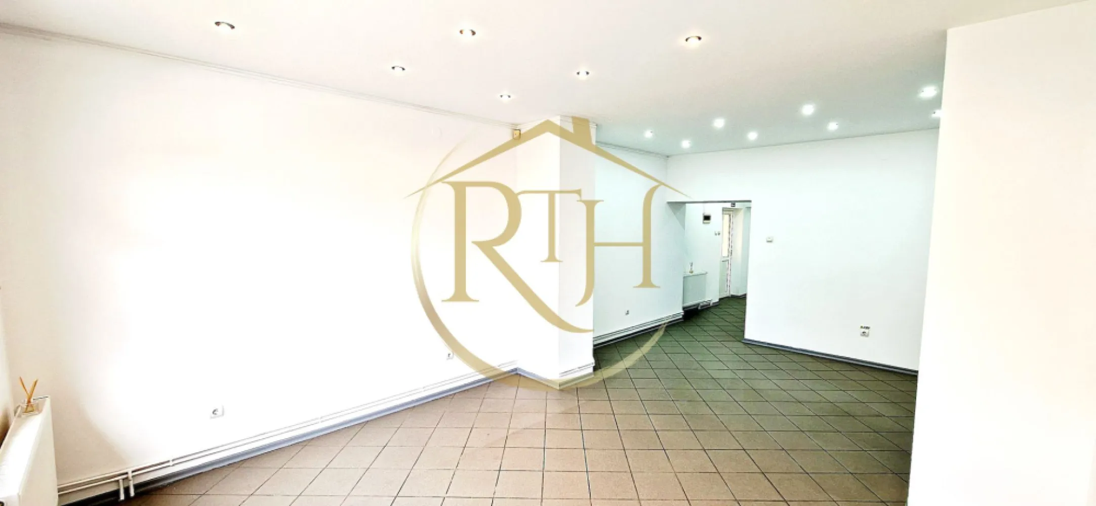 Spațiu comercial/birouri de închiriat – vad comercial excelent – zona Bălcescu - Vă propunem spre închiriere un spațiu comercial / de birouri (SAD), amplasat strategic într-una dintre cele mai bine conectate zone ale orașului – Bălcescu – Brâncoveanu, cu vad comercial foarte bun și acces direct din stradă principală.

Proprietatea se remarcă prin vizibilitate ridicată, acces facil și o compartimentare practică, fiind ideală pentru desfășurarea unei game variate de activități: birouri, cabinet medical, salon, servicii profesionale sau activități comerciale.

Caracteristici generale:
Suprafață utilă: 55 mp
Compartimentare: 2 camere, hol, grup sanitar
Regim de înălțime: parter (acces facil pentru clienți)
Tip imobil: casă
Acces: intrare directă din stradă principală
Spațiu complet separat, cu utilități proprii
Dotări și beneficii:
Centrală termică proprie pe gaz – eficiență și control asupra costurilor
Sistem de încălzire prin calorifere
Aer condiționat – confort sporit în sezonul cald
Spațiu luminos, ușor de amenajat în funcție de necesități
Compartimentare eficientă, ideală pentru delimitarea activităților
Posibilitate de personalizare în funcție de domeniul de activitate
Localizare premium și accesibilitate:

Poziționarea este unul dintre principalele avantaje ale acestui spațiu. Zona beneficiază de trafic pietonal și auto constant, fiind în proximitatea unor puncte de interes importante:

instituții bancare și farmacii
biserică
stații de tramvai și autobuz la aproximativ 3 minute
Casa de Asigurări de Sănătate
Liceul Economic și Liceul Moisil
grădiniță și școală
Centrul Medical Sfânta Maria
benzinării, restaurante și diverse alte servicii

Toate acestea contribuie la un flux constant de potențiali clienți și o vizibilitate excelentă.

Avantaje cheie:

✔ Vad comercial foarte bun
✔ Acces stradal direct
✔ Zonă cu trafic intens
✔ Spațiu versatil – multiple destinații
✔ Costuri controlabile datorită utilităților proprii
✔ Disponibil imediat

Condiții de închiriere:
Chirie: 800 euro / lună 
Garanție: 800 euro
Comision agenție

Recomandare:

Spațiul este ideal pentru activități care necesită vizibilitate și acces facil pentru clienți – cabinete, birouri. Datorită poziționării și compartimentării, reprezintă o alegere excelentă pentru dezvoltarea unui business stabil.

Proprietatre reprezentata de RealTimHouse.ro - Un pas spre un loc doar al tau !