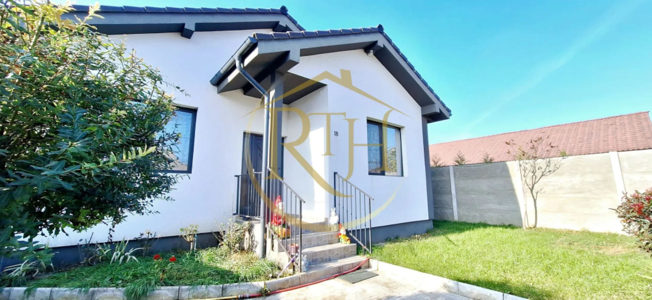 Oferim spre inchiriere casa individuala cu 3 camere, Giroc, Aproape de Primarie - Oferim spre vânzare casă individuală situată în Giroc, pe strada Bega, la doar 1 minut de Primărie, într-o zonă excelentă, aproape de școală generală, liceu, creșă, supermarketuri și stații pentru transportul în comun.
Casa are o suprafață utilă de 87 mp și este compartimentată eficient în 3 camere: două dormitoare, un living spațios, o baie modernă dotată cu duș și hol de acces. Bucătăria este separată și complet utilată, fiind echipată cu cuptor electric, aragaz, hotă, espressor de cafea, cuptor cu microunde și mașină de spălat rufe.
Un mare avantaj al proprietății îl reprezintă terasa închisă, în suprafață de 23 mp, amenajată ca un spațiu de relaxare, dotată cu televizor și aer condiționat, ideală pentru petrecerea timpului liber în orice sezon.
Imobilul este amplasat pe un teren de 380 mp, care dispune de poartă de acces auto în partea din spate, oferind posibilitatea parcării în curte. Casa beneficiază de izolație termică, pod, acoperiș din țiglă, centrală termică proprie și calorifere, asigurând confort termic pe tot parcursul anului. De asemenea, proprietatea este dotată cu două aparate de aer condiționat, unul în living și unul pe terasă.

Locuința este ideală pentru cei care își doresc o casă într-o zonă liniștită, ferită de agitația orașului, dar cu acces rapid la toate facilitățile necesare.
Preț: 225.000 euro. Nu se percepe comision de agenție.
Proprietate reprezentată în exclusivitate de RealTimHouse.ro – Un pas spre un loc doar al tău!