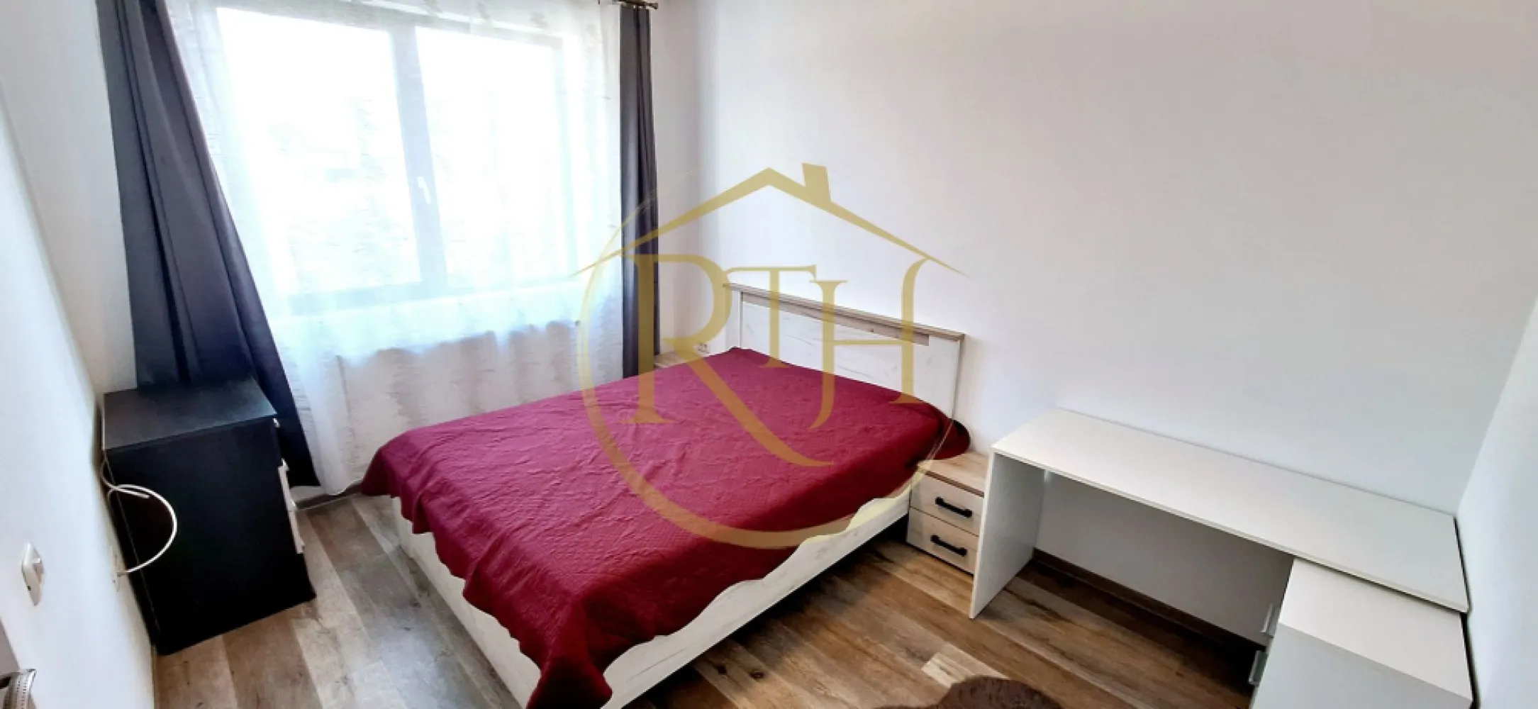 Oferim spre inchiriere casa individuala cu 3 camere, Giroc, Aproape de Primarie - Oferim spre vânzare casă individuală situată în Giroc, pe strada Bega, la doar 1 minut de Primărie, într-o zonă excelentă, aproape de școală generală, liceu, creșă, supermarketuri și stații pentru transportul în comun.
Casa are o suprafață utilă de 87 mp și este compartimentată eficient în 3 camere: două dormitoare, un living spațios, o baie modernă dotată cu duș și hol de acces. Bucătăria este separată și complet utilată, fiind echipată cu cuptor electric, aragaz, hotă, espressor de cafea, cuptor cu microunde și mașină de spălat rufe.
Un mare avantaj al proprietății îl reprezintă terasa închisă, în suprafață de 23 mp, amenajată ca un spațiu de relaxare, dotată cu televizor și aer condiționat, ideală pentru petrecerea timpului liber în orice sezon.
Imobilul este amplasat pe un teren de 380 mp, care dispune de poartă de acces auto în partea din spate, oferind posibilitatea parcării în curte. Casa beneficiază de izolație termică, pod, acoperiș din țiglă, centrală termică proprie și calorifere, asigurând confort termic pe tot parcursul anului. De asemenea, proprietatea este dotată cu două aparate de aer condiționat, unul în living și unul pe terasă.

Locuința este ideală pentru cei care își doresc o casă într-o zonă liniștită, ferită de agitația orașului, dar cu acces rapid la toate facilitățile necesare.
Preț: 225.000 euro. Nu se percepe comision de agenție.
Proprietate reprezentată în exclusivitate de RealTimHouse.ro – Un pas spre un loc doar al tău!